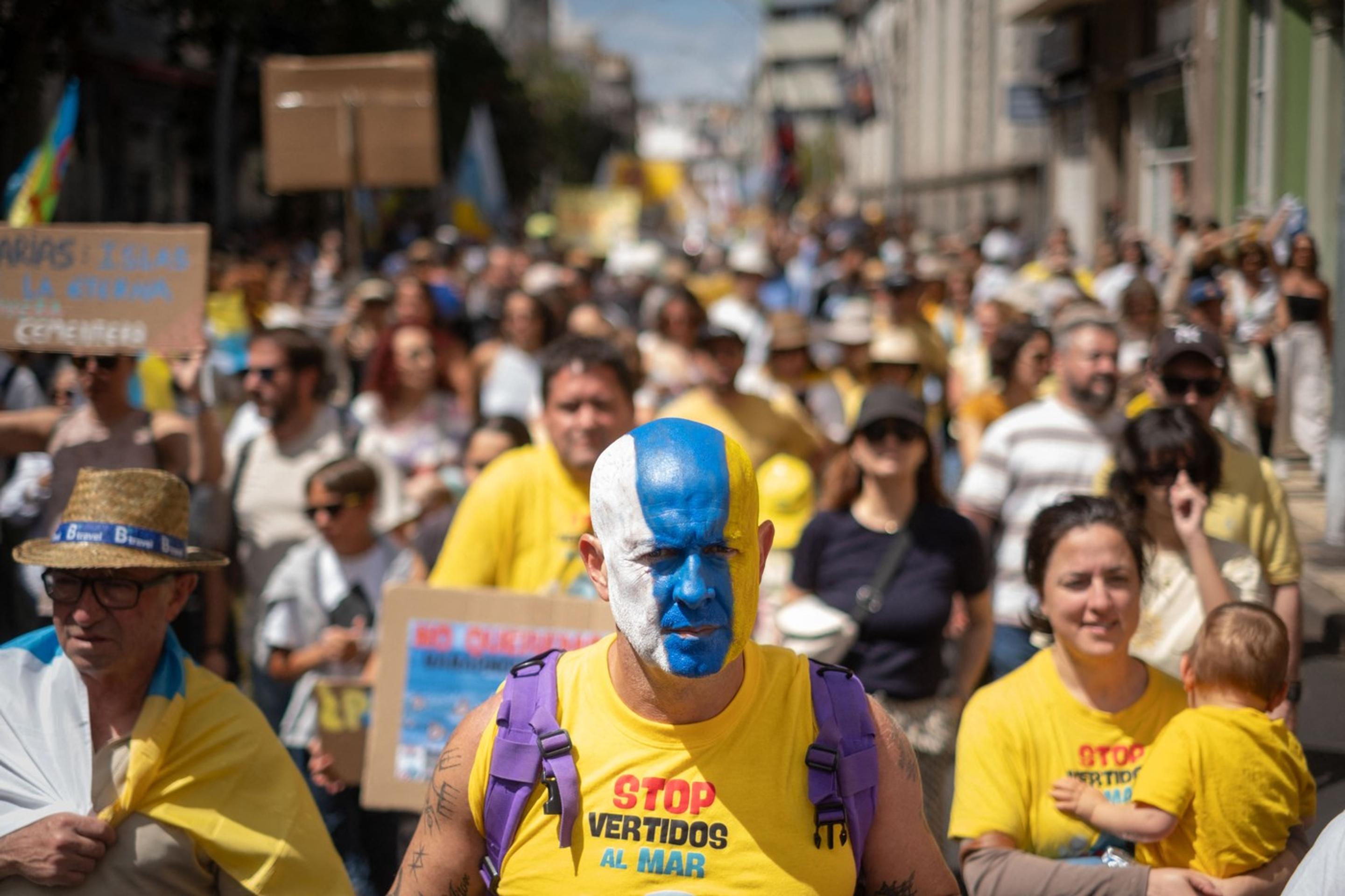 Tisíce ľudí protestujú proti modelu cestovného ruchu a masovej turistike na Kanárskych ostrovoch v Tenefire.