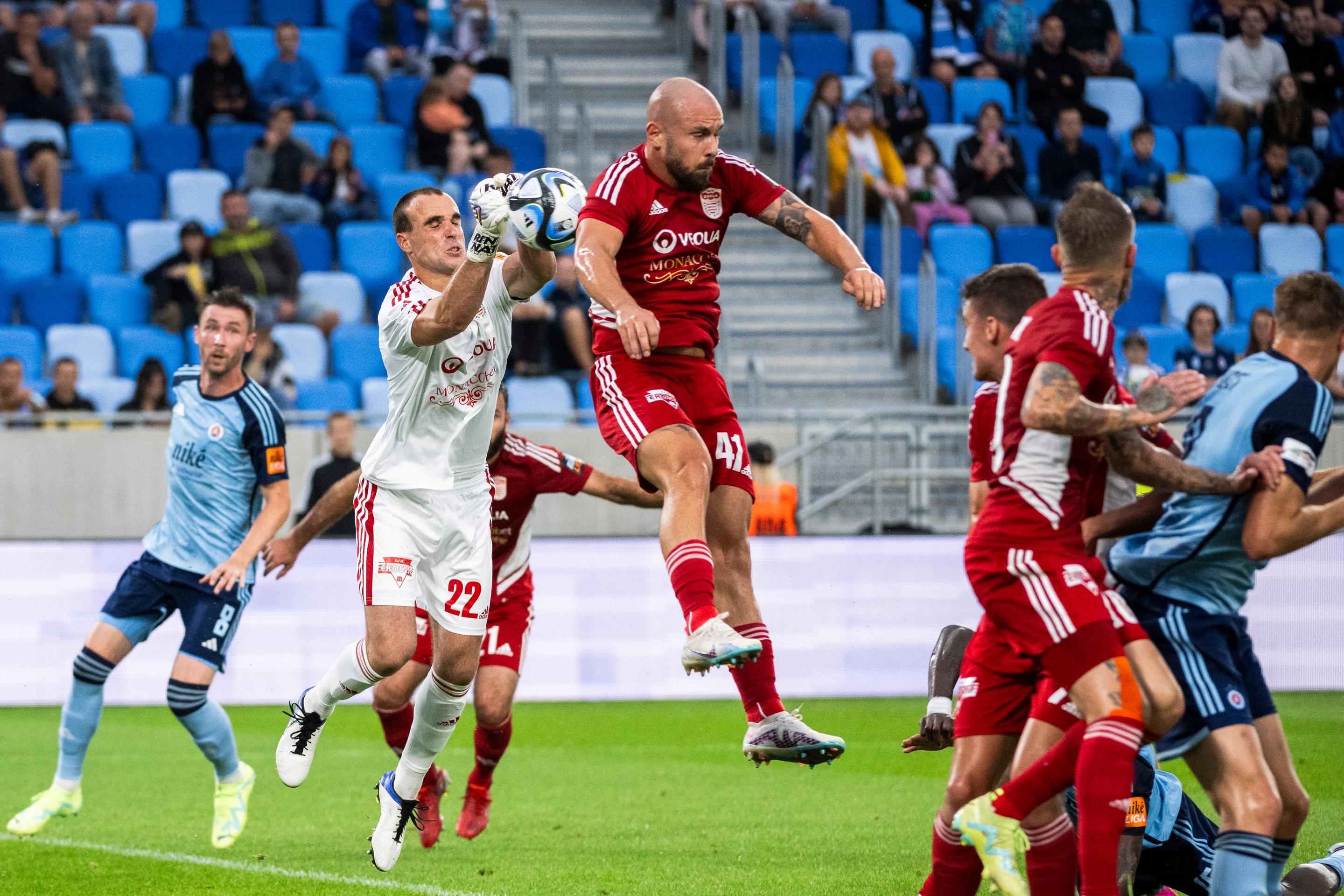 Zľava brankár Matúš Hruška (Banská Bystrica) a Ľubomír Willwéber (Banská Bystrica) počas zápasu 2. kola Niké ligy.