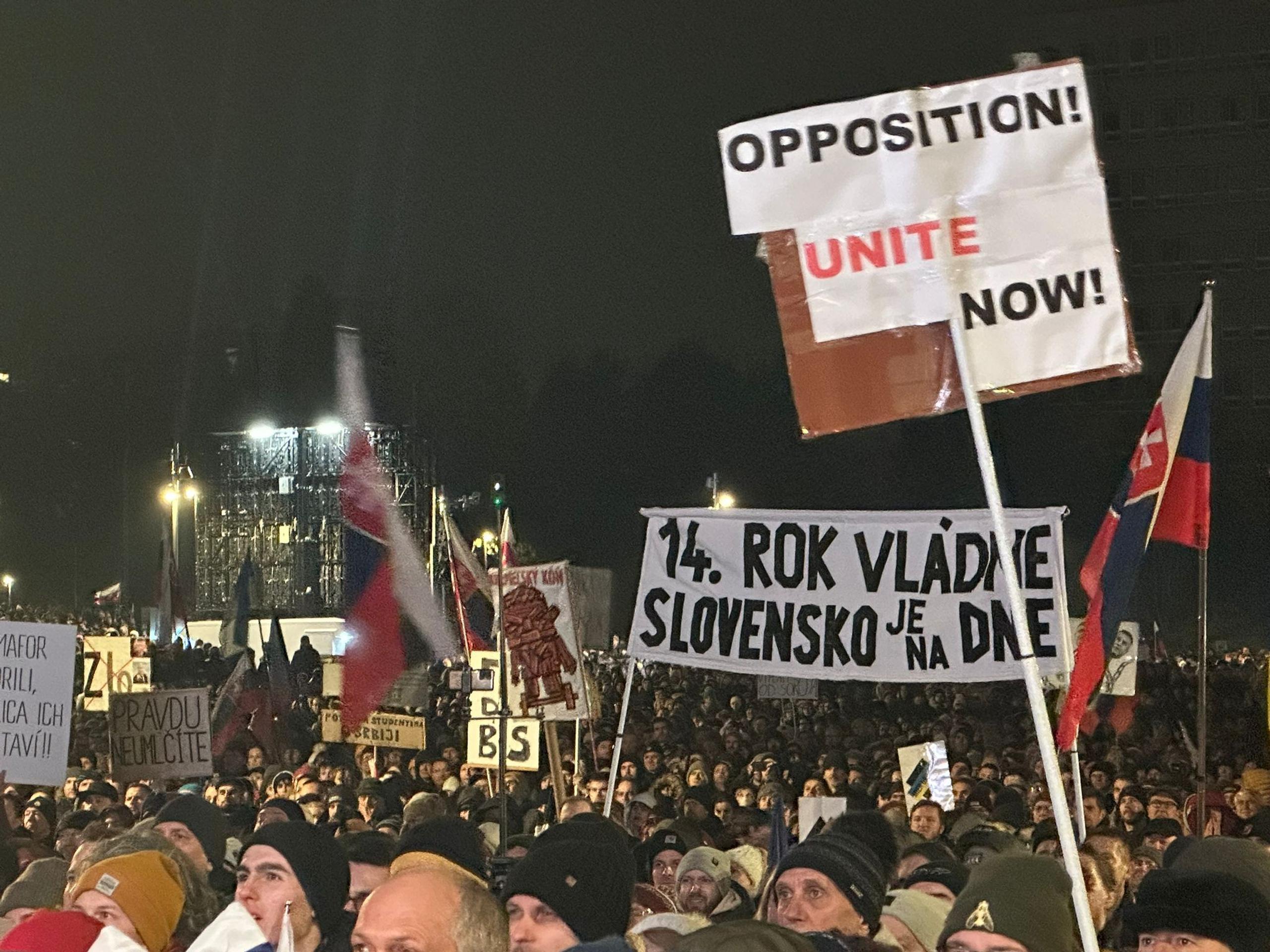 Protestujúci s transparentmi