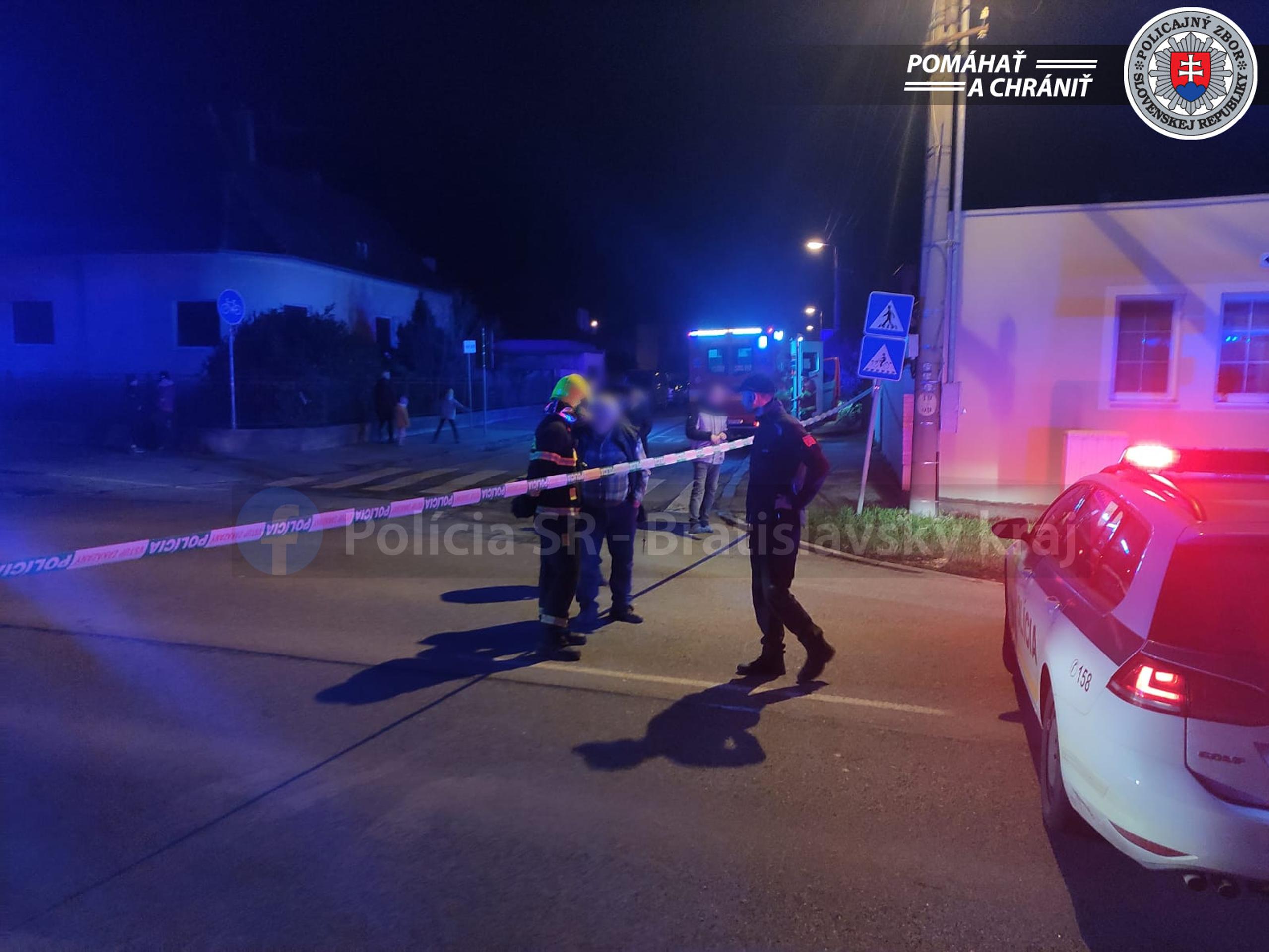 V Bratislave uzavreli niekoľko ulíc pre požiar po výbuchu. 