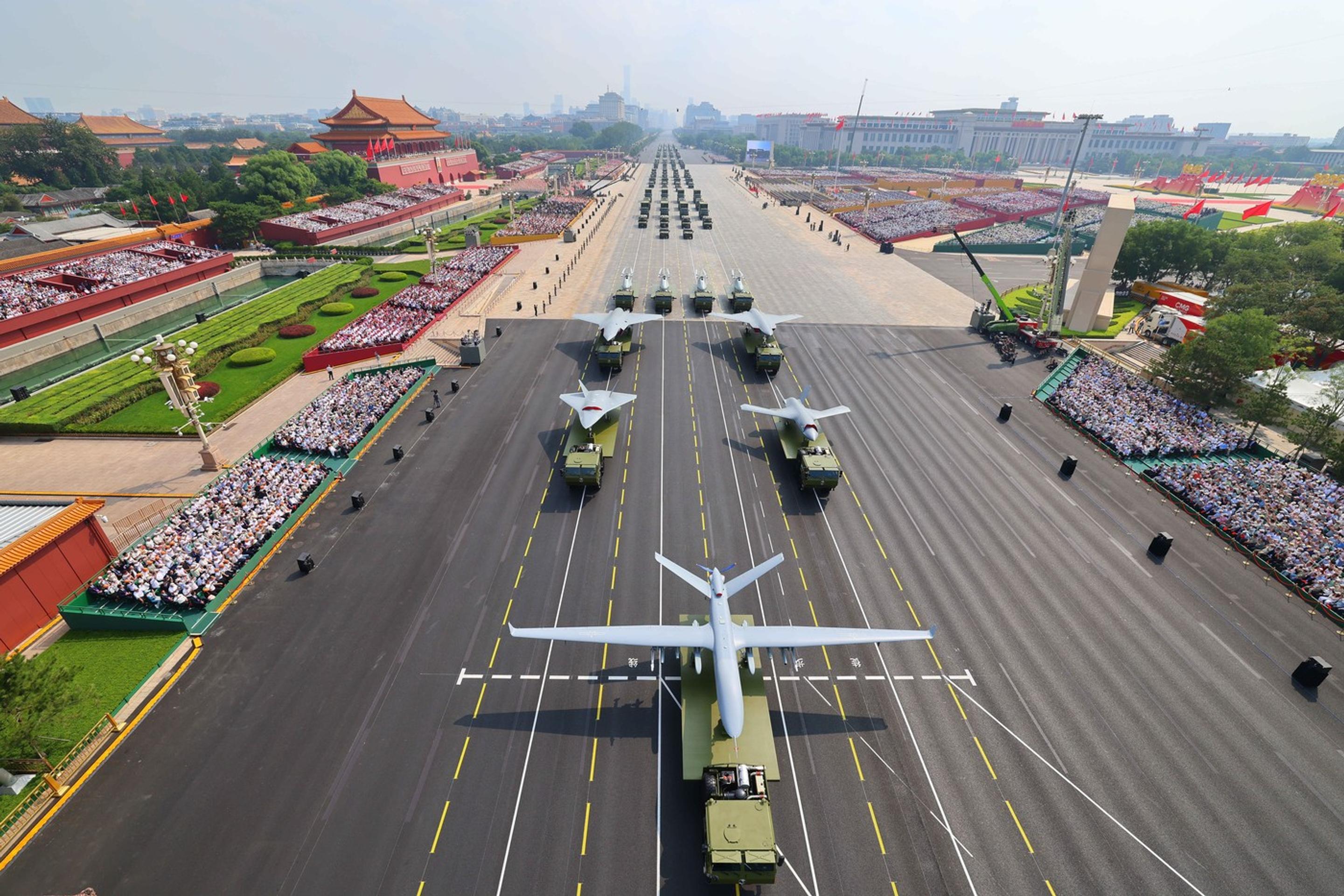 Čínske vojenské drony na prehliadke v Pekingu.