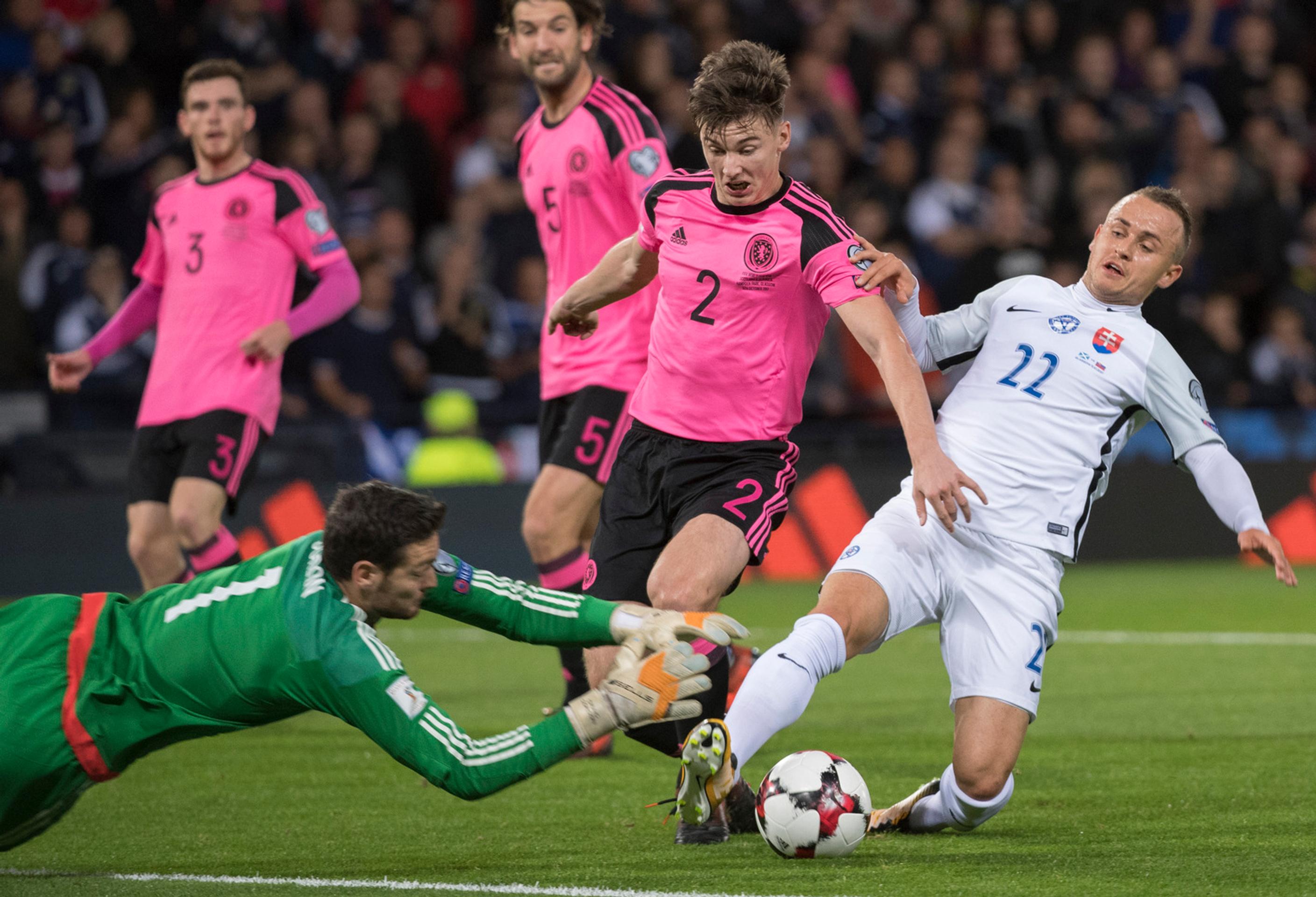 Christophe Berra (vpravo) bojuje o loptu s Adamom Nemcom v kvalifikácii MS 2018 v Škótsku.