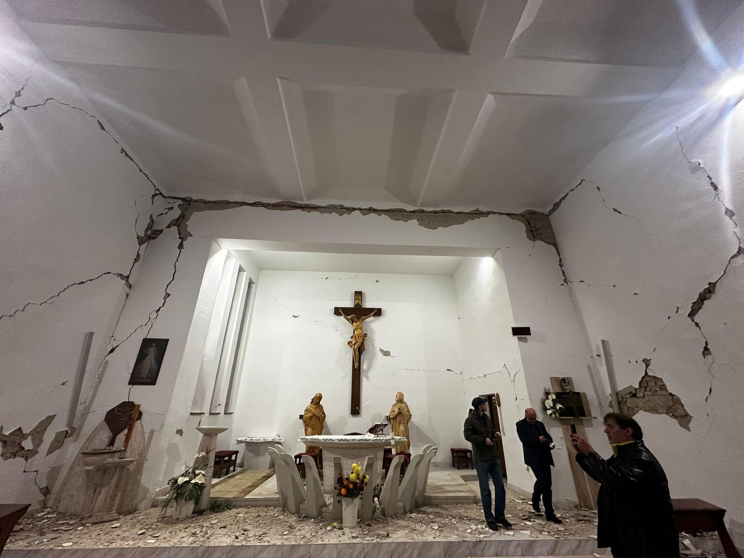 Poškodený kostol v obci Nižná Sitnica