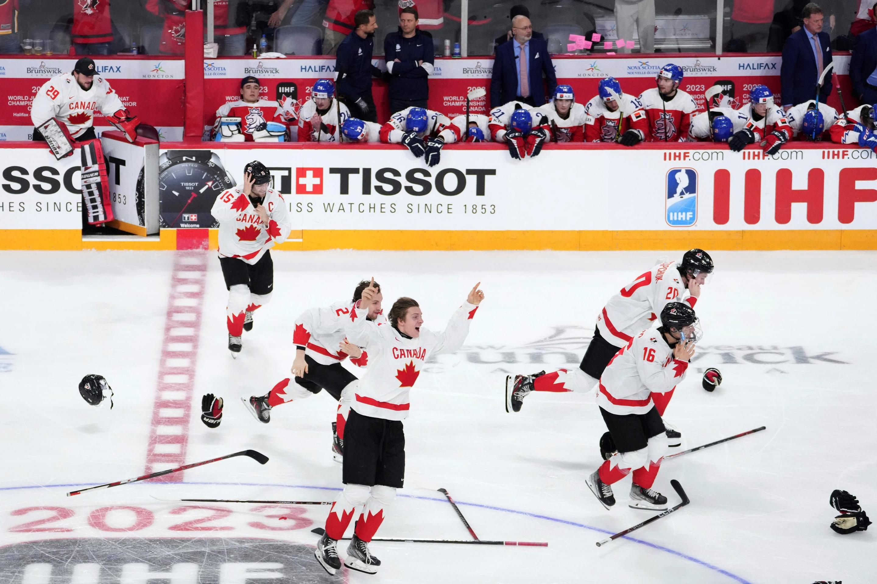 Radosť hráčov Kanady.