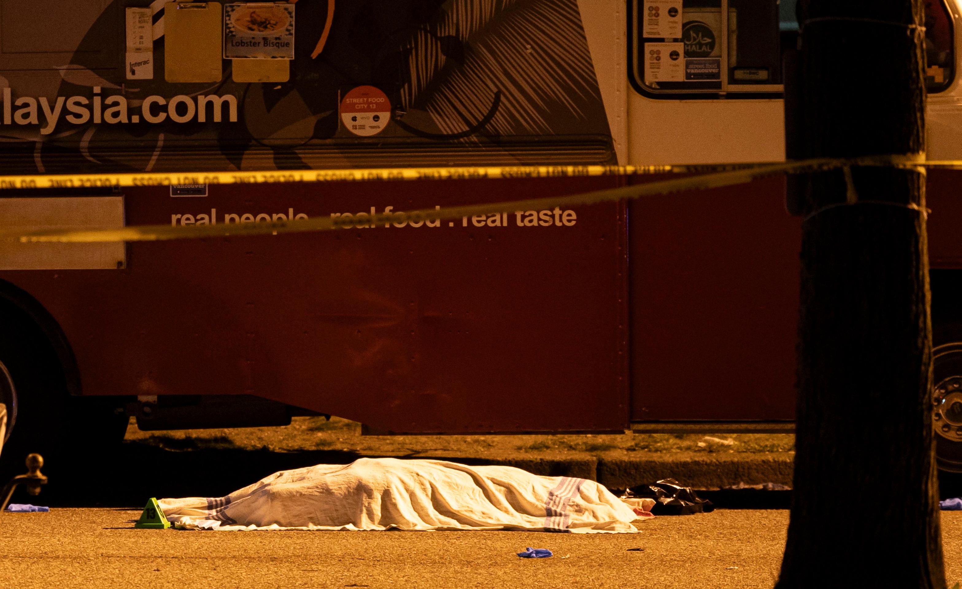 Obeť prikrytá plachtou.