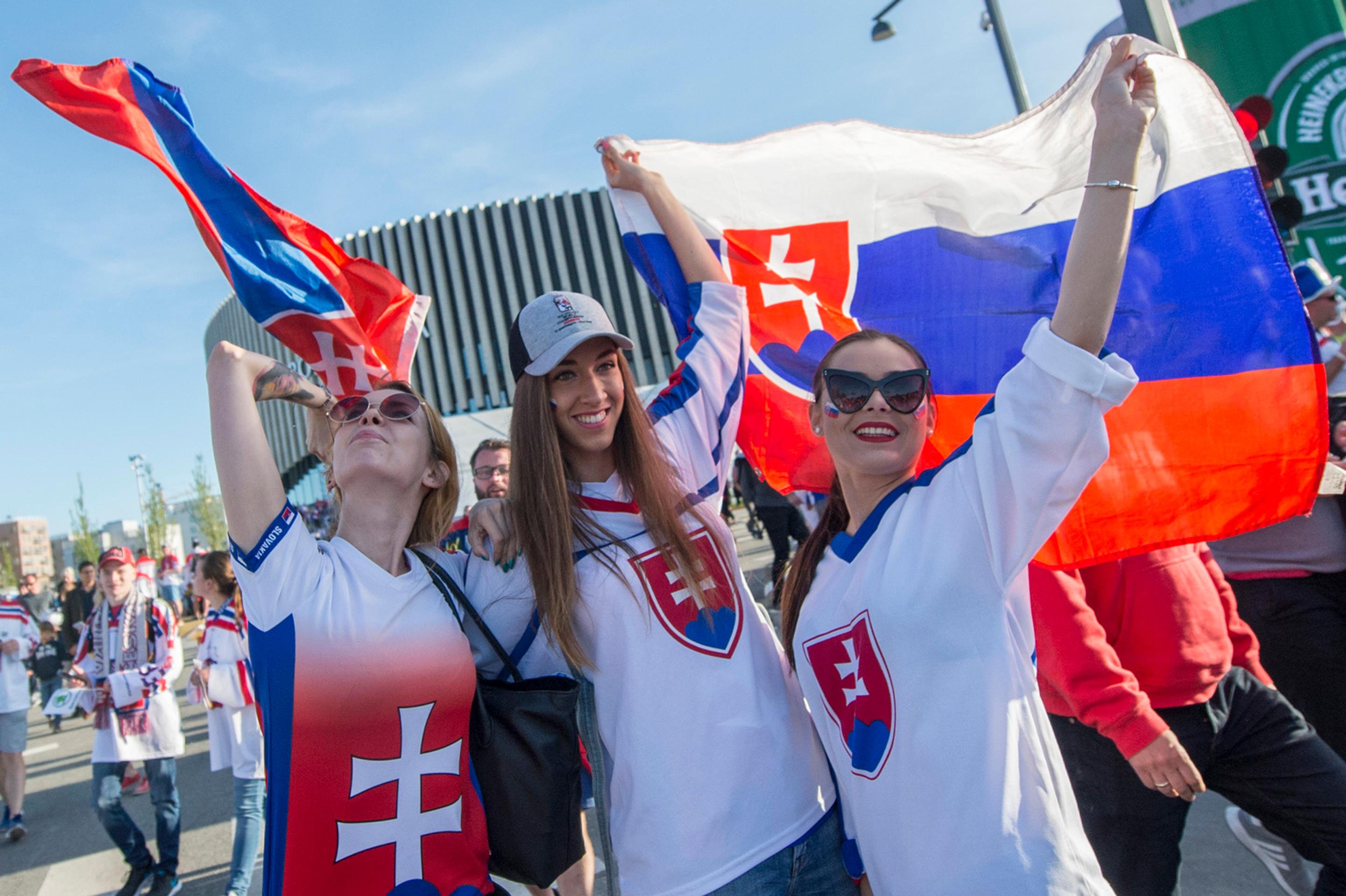Na snímke slovenské fanúšičky pred zápasom MS 2018 proti Švajčiarsku.