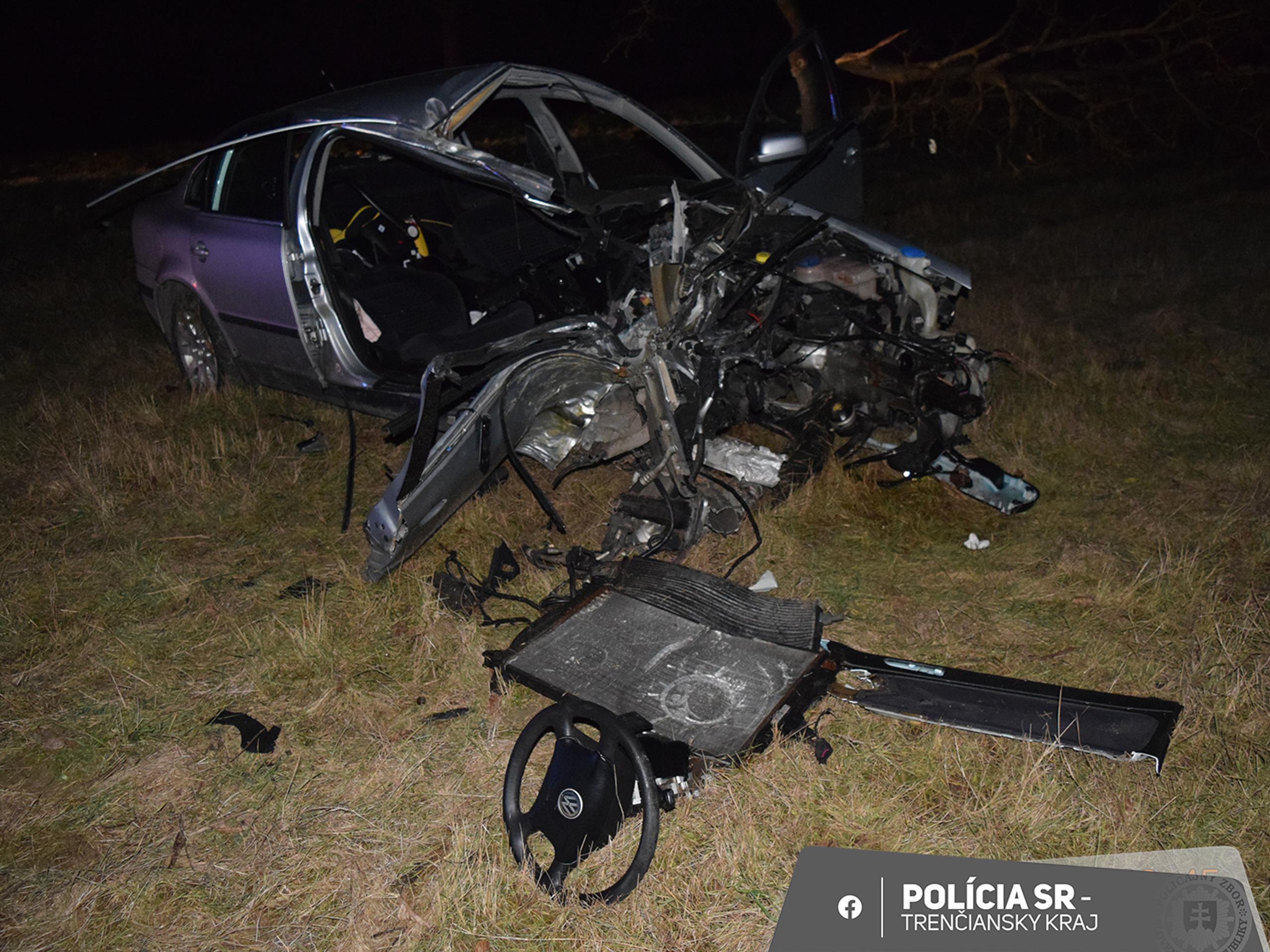 Rýchla jazda sa skončila nárazom do stromu.