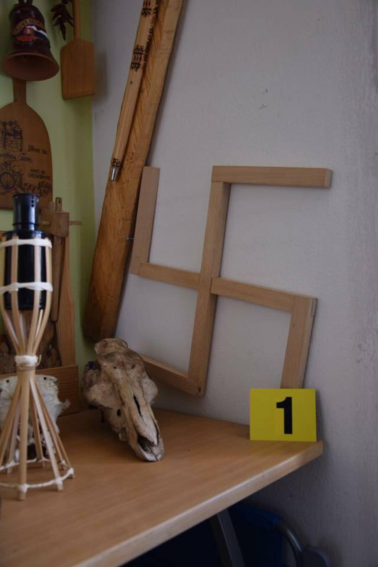 Hákový kríž, ktorý našli pri domovej prehliadke v byte Martina R. v Banskej Bystrici.