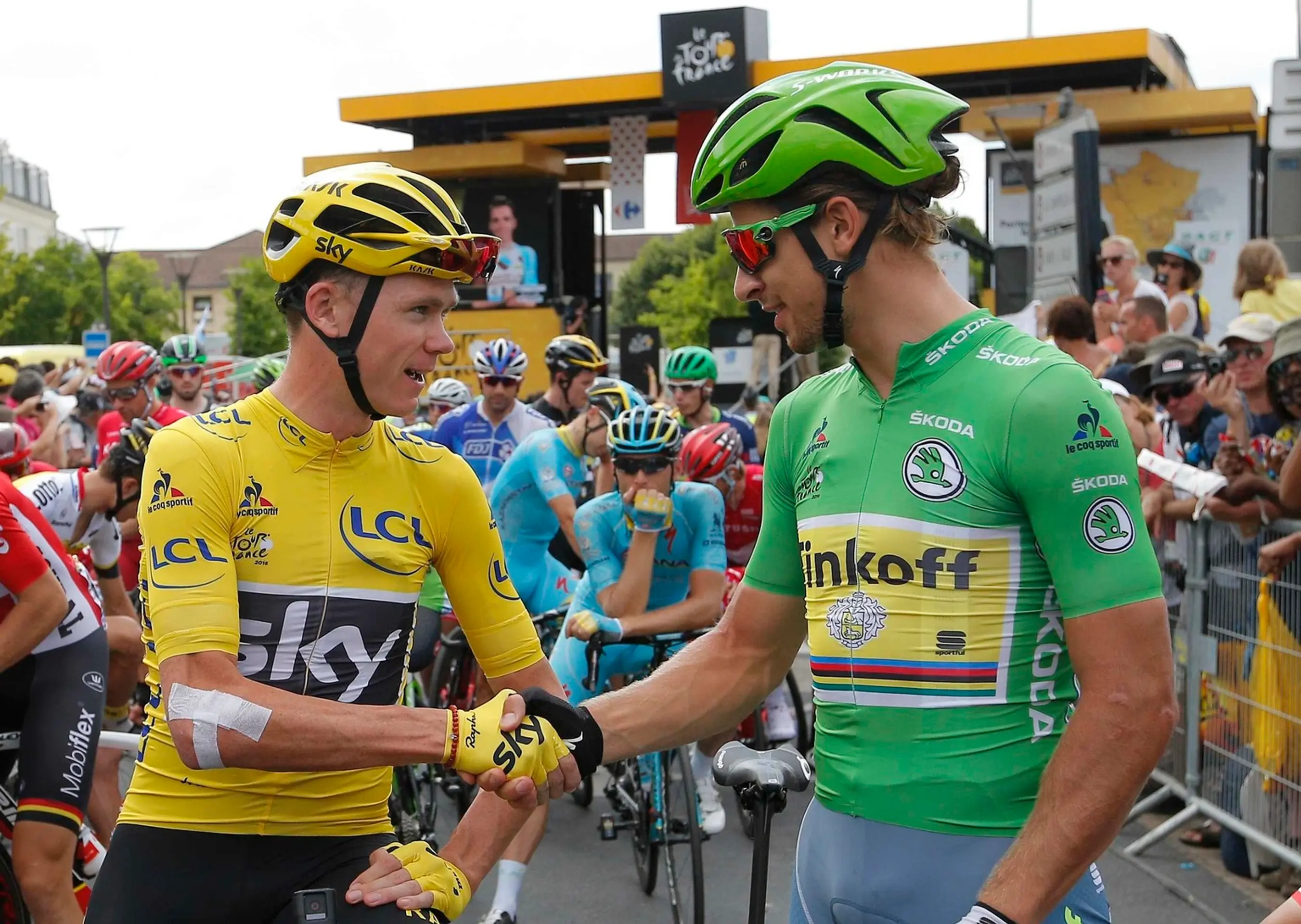 Chris Froome a Peter Sagan. Dvaja najlepší pretekári Tour de France 2016 si podávajú pred záverečnou etapou ruky.