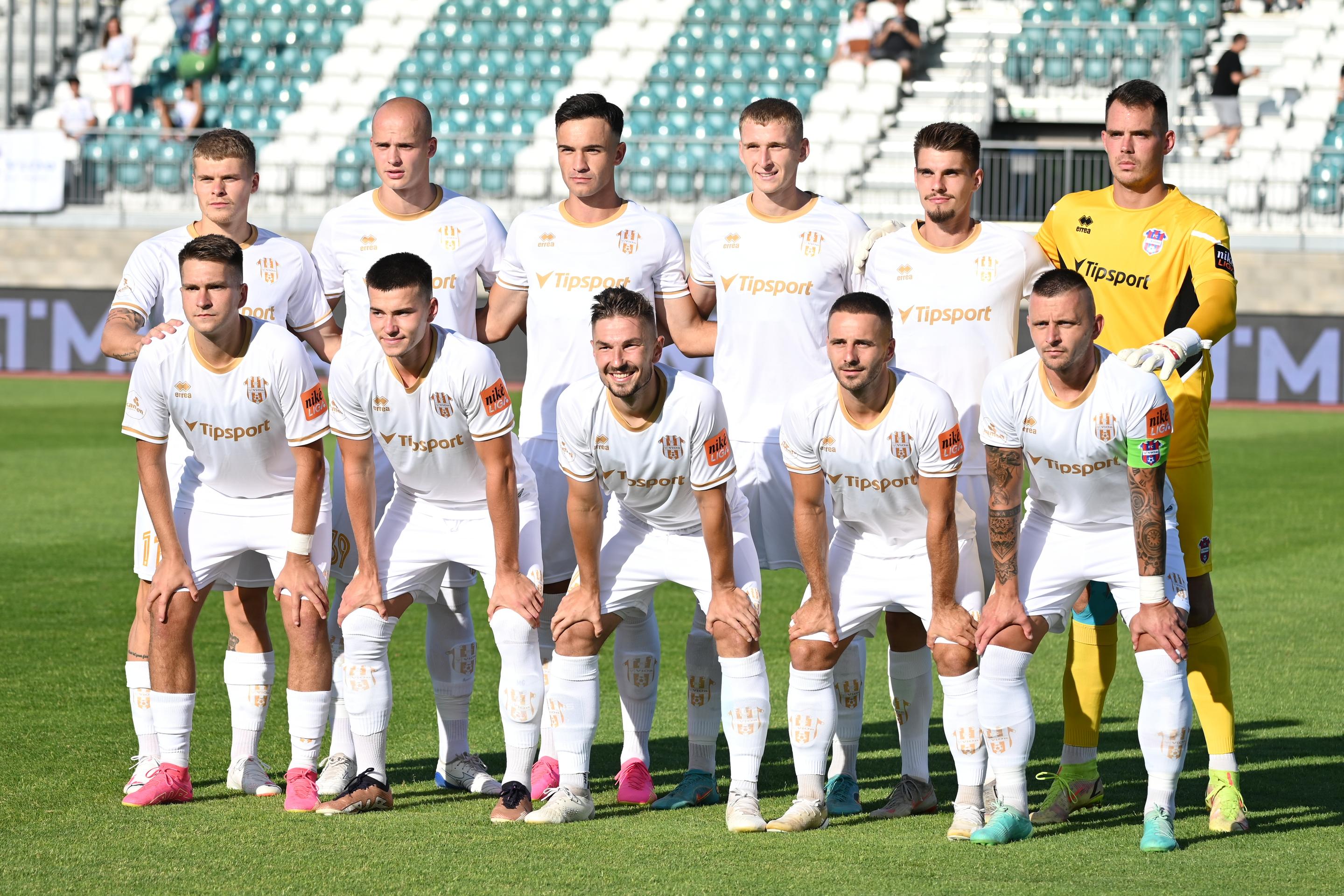 Na snímke hráči základnej jedenástky VioN-u.