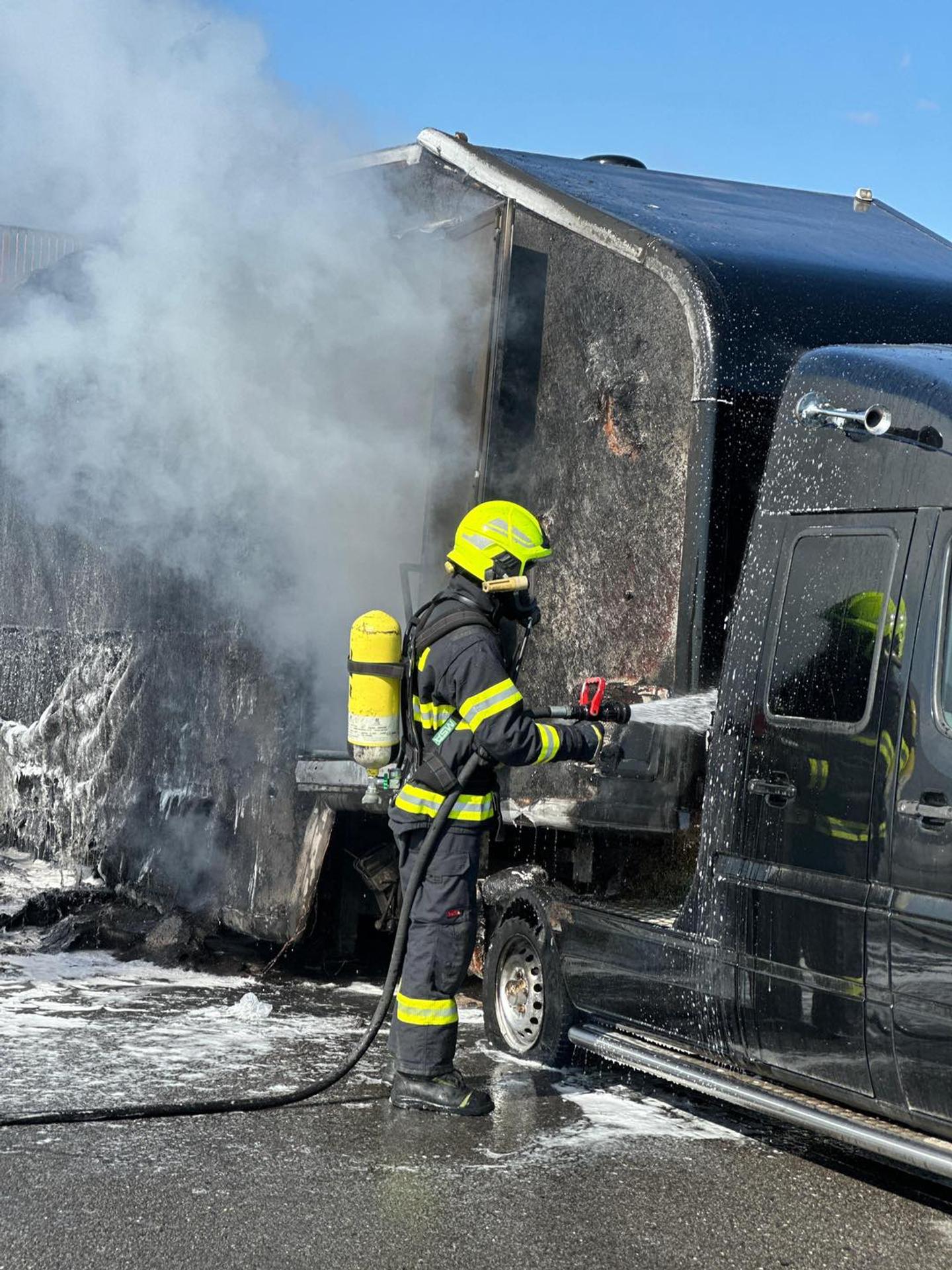 Požiar nákladného auta na D4