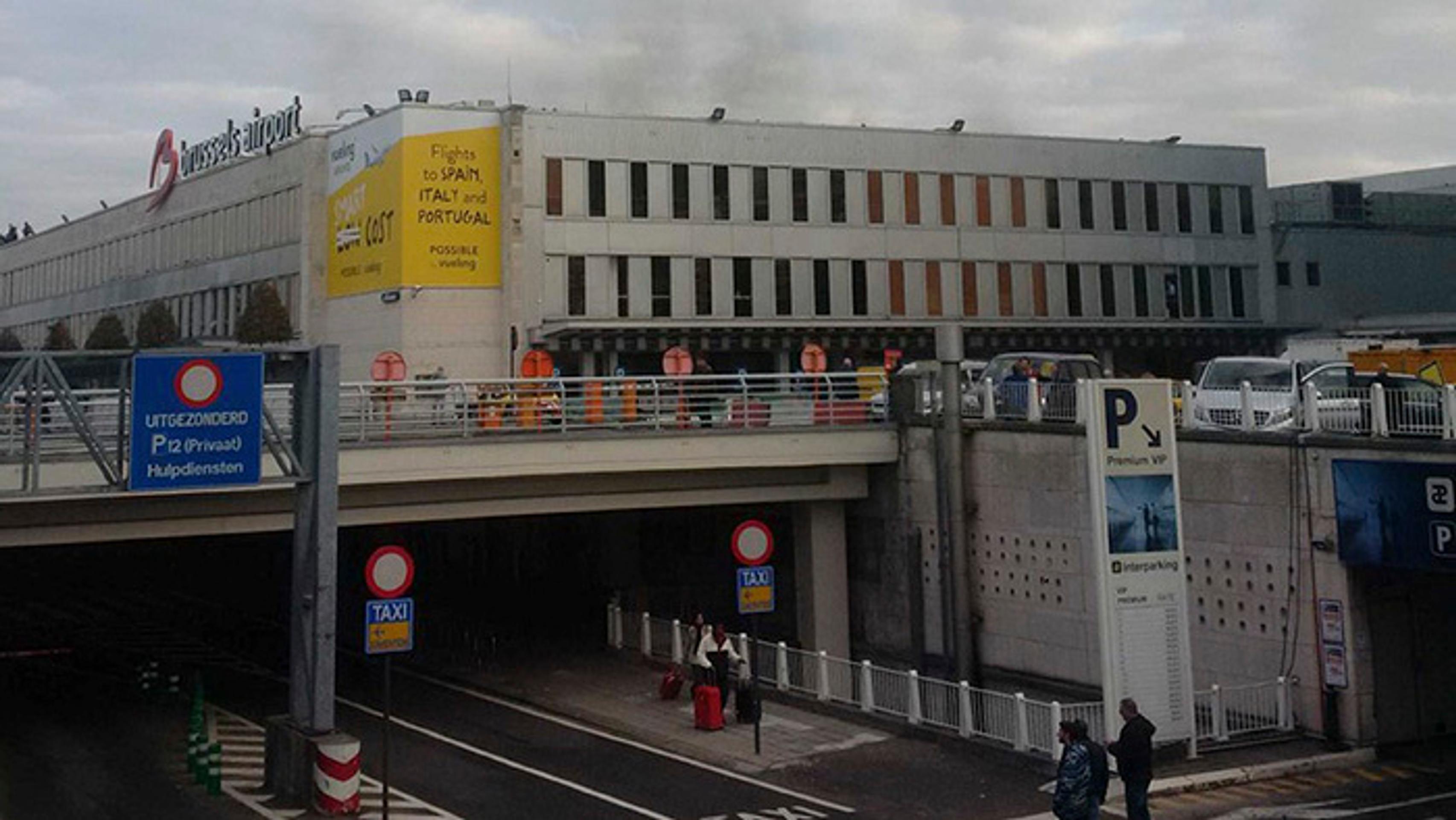 Pohľad na budovu letiska, kde vidieť dym po výbuchu.