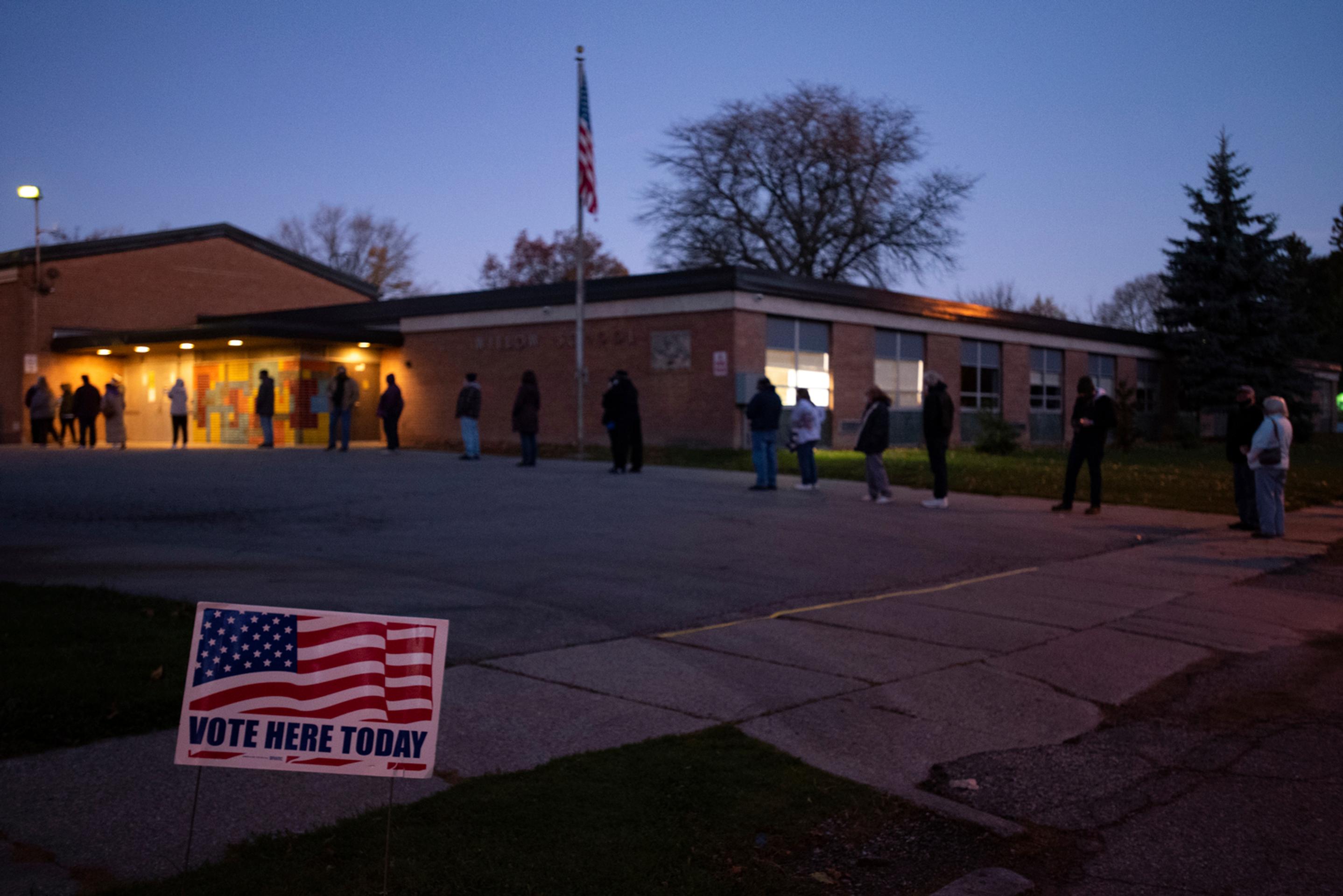 Obyvatelia Dallasu čakajú na vstup do hlasovacej miestnosti, ktorú zriadili v miestnom kostole.