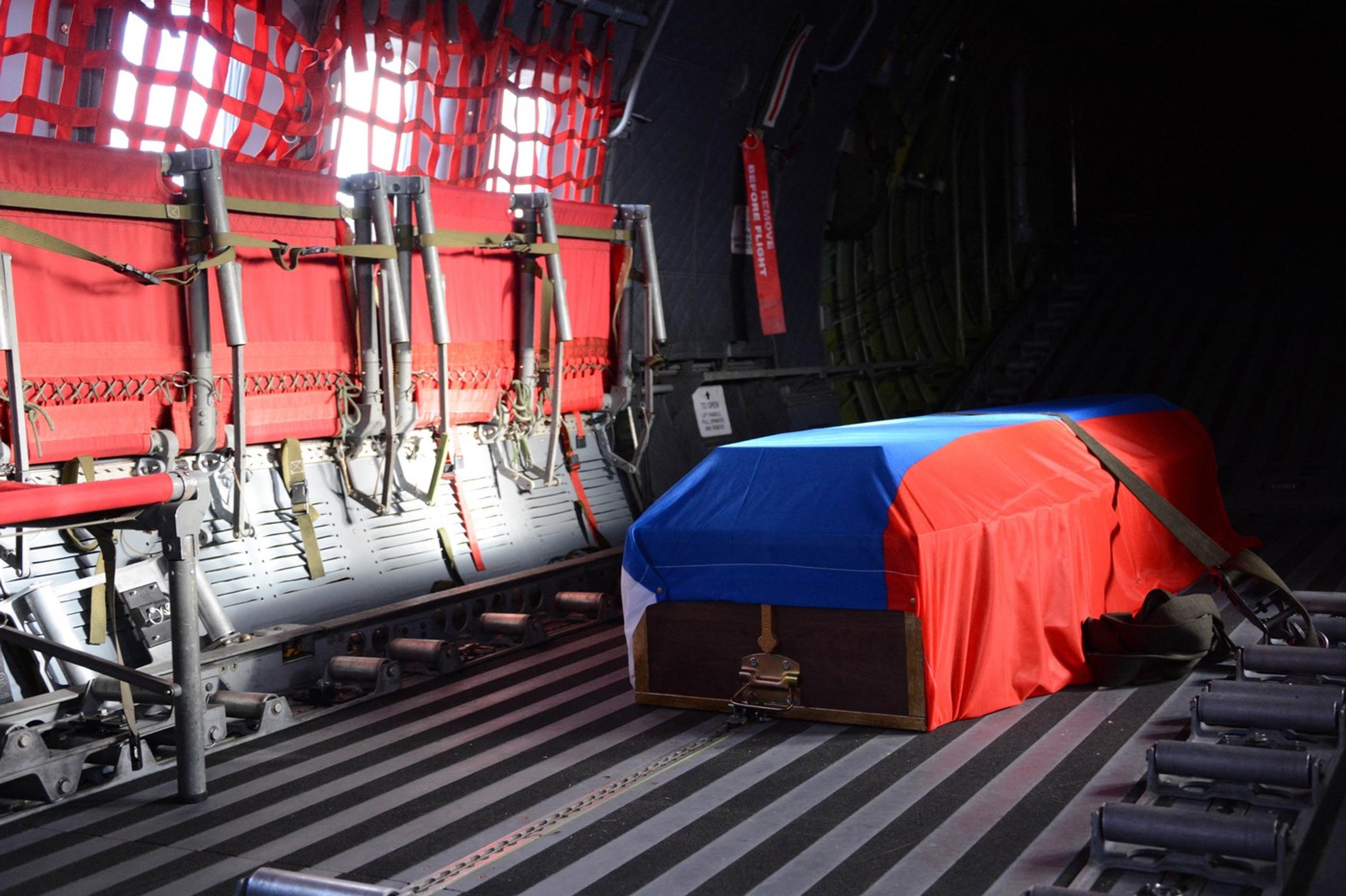 Rakva s telom pilota Olega Peškova, ktorý zahynul po zostrelení ruskej stíhačky. (2)