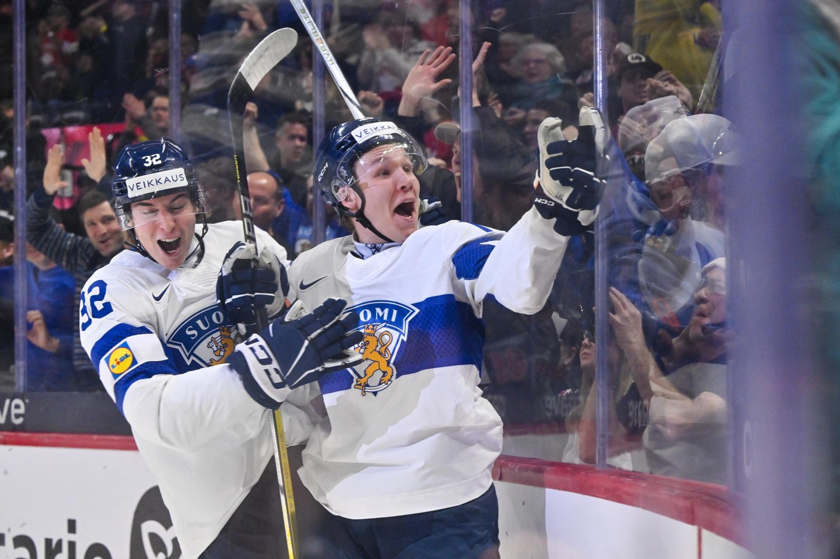 Tuomas Uronen oslavuje gól vo fínskom drese