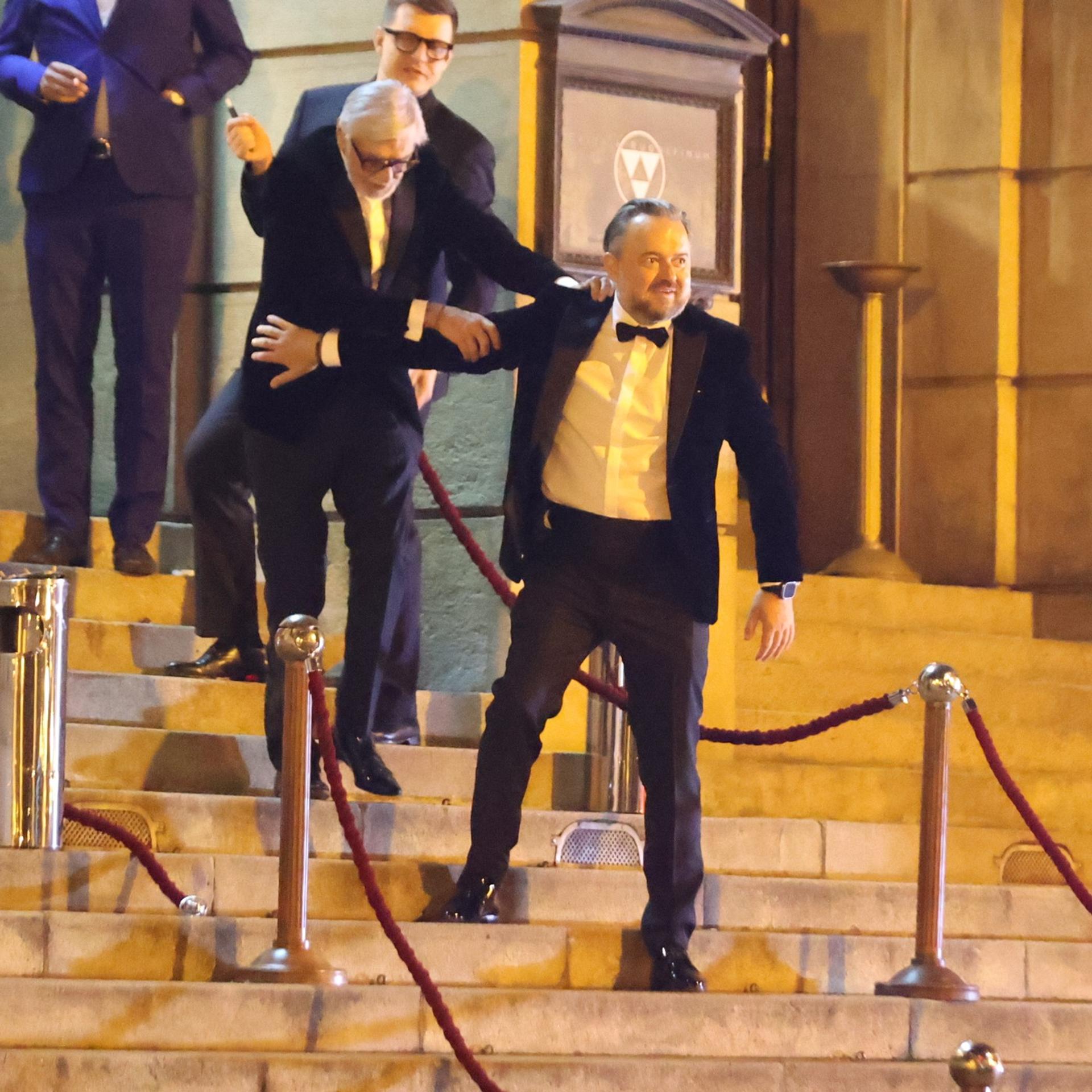 Na sxhodoch mu museli pomáhať.