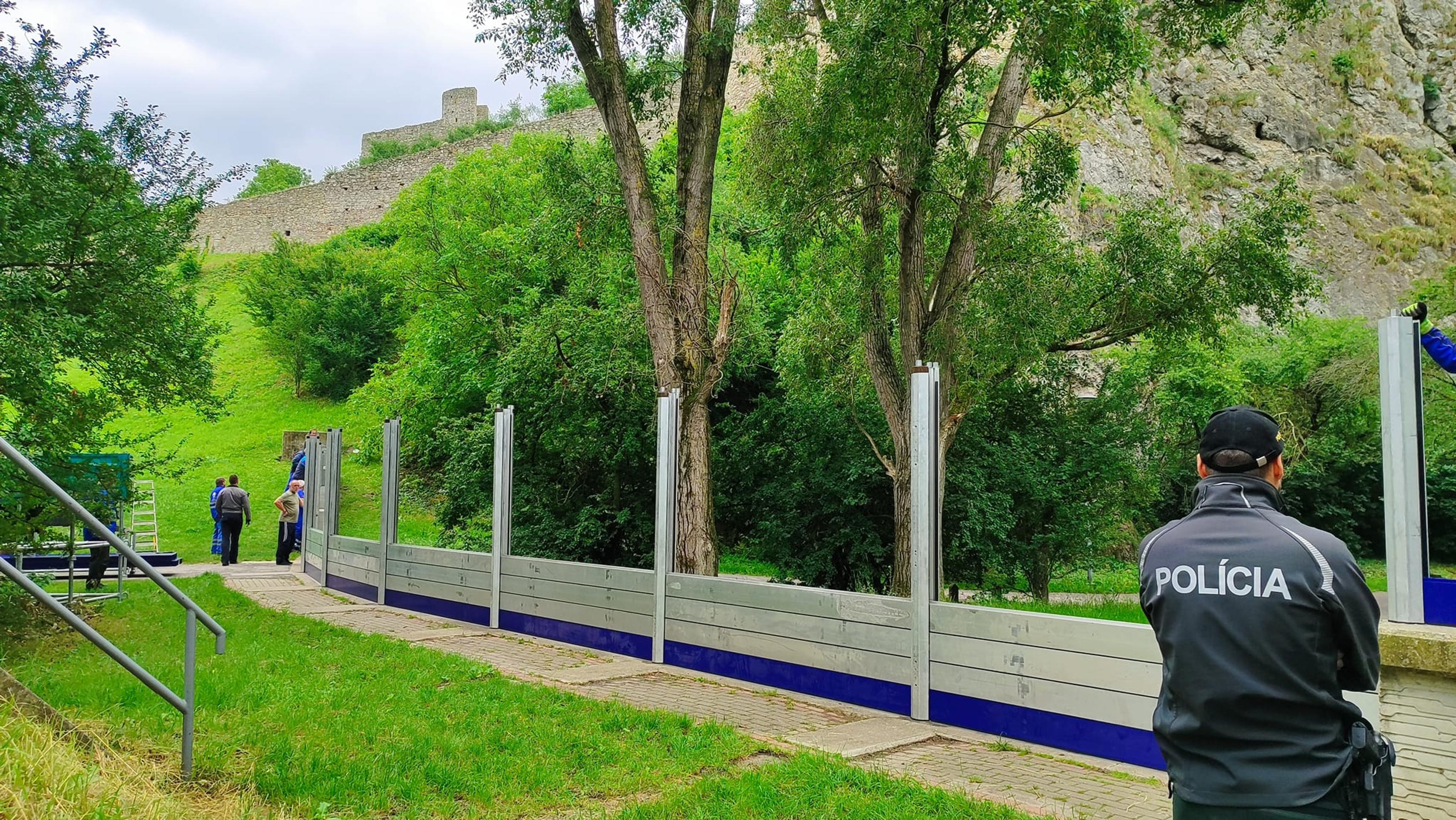 Stavanie zátarasy pre zvýšenú hladinu Dunaja pod hradom Devín. 