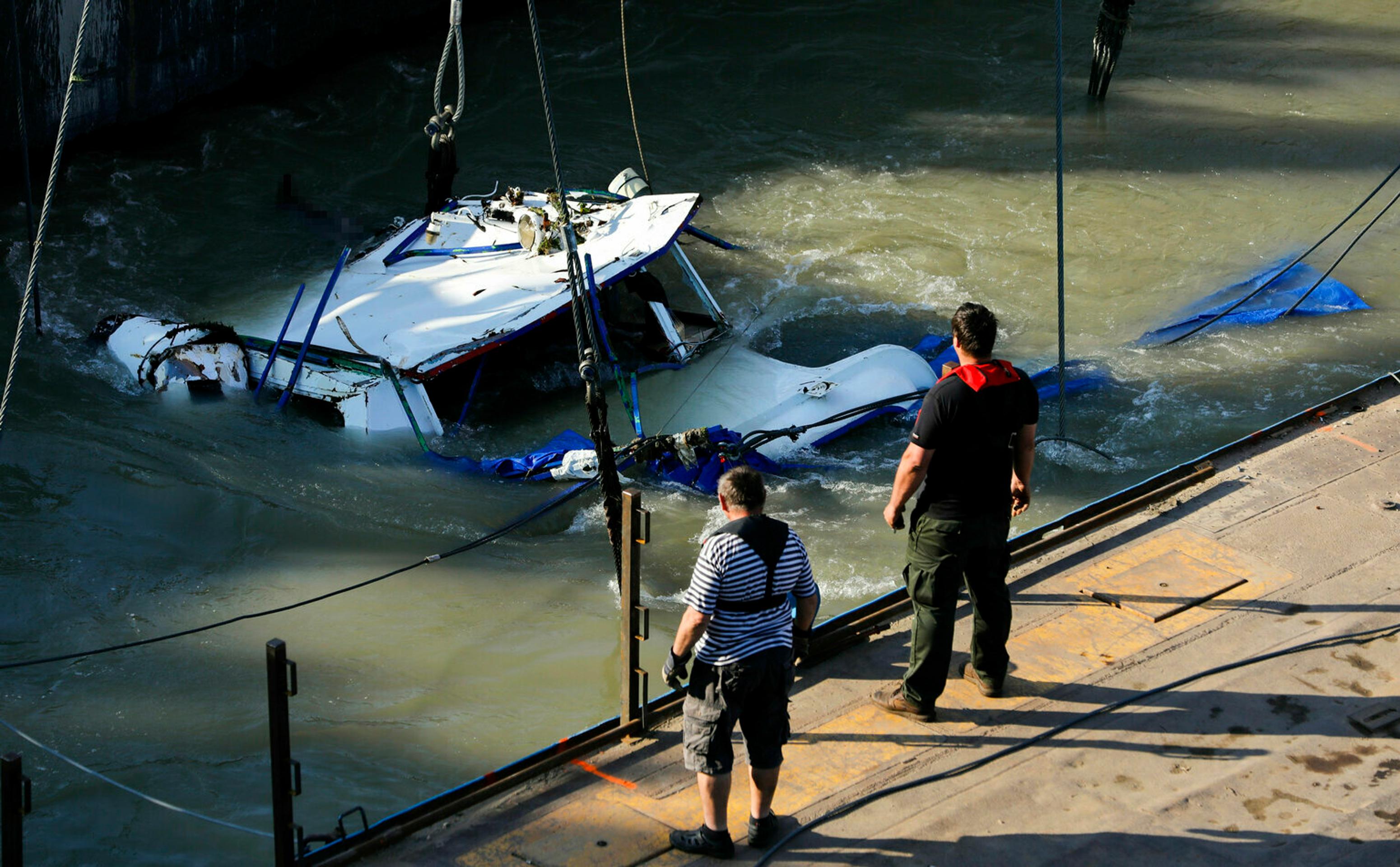 Z hladiny Dunaja zdvíhajú potopenú výletnú loď