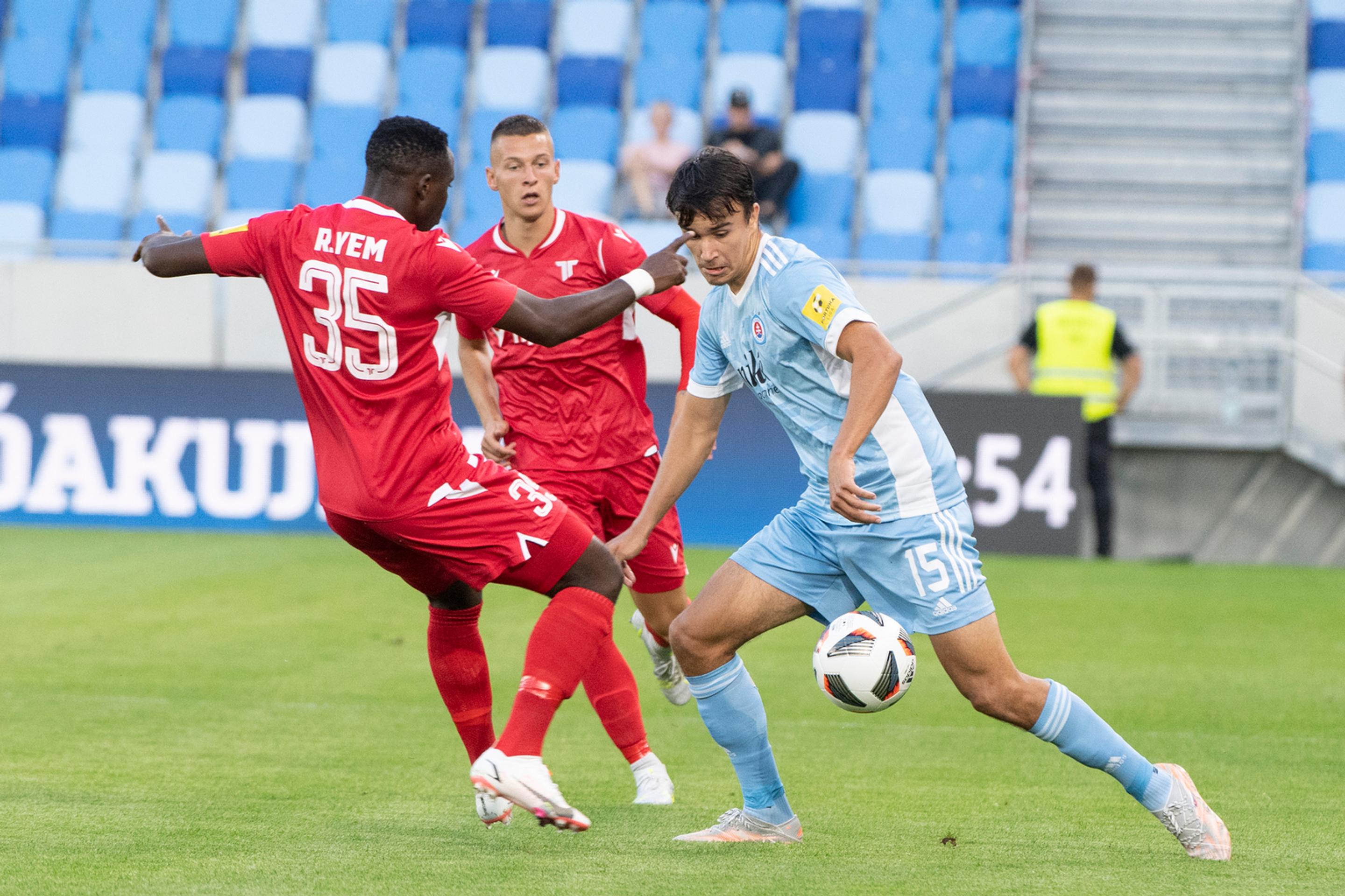 Zľava Reuben Yem (Trenčín) a David Strelec (Slovan) bojujú o loptu v zápase 2. kola Fortuna ligy