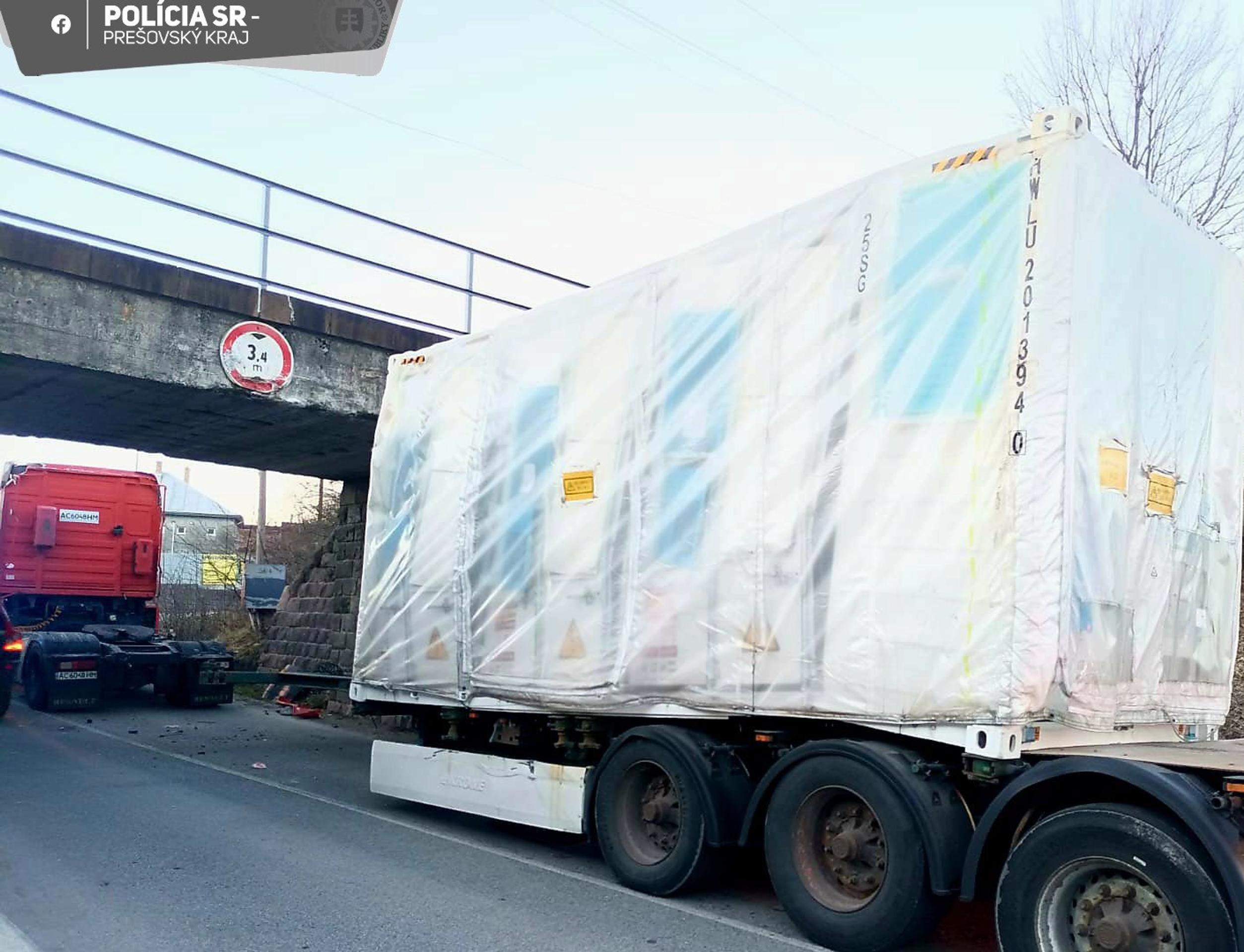 Kamión posunul most aj s koľajnicami