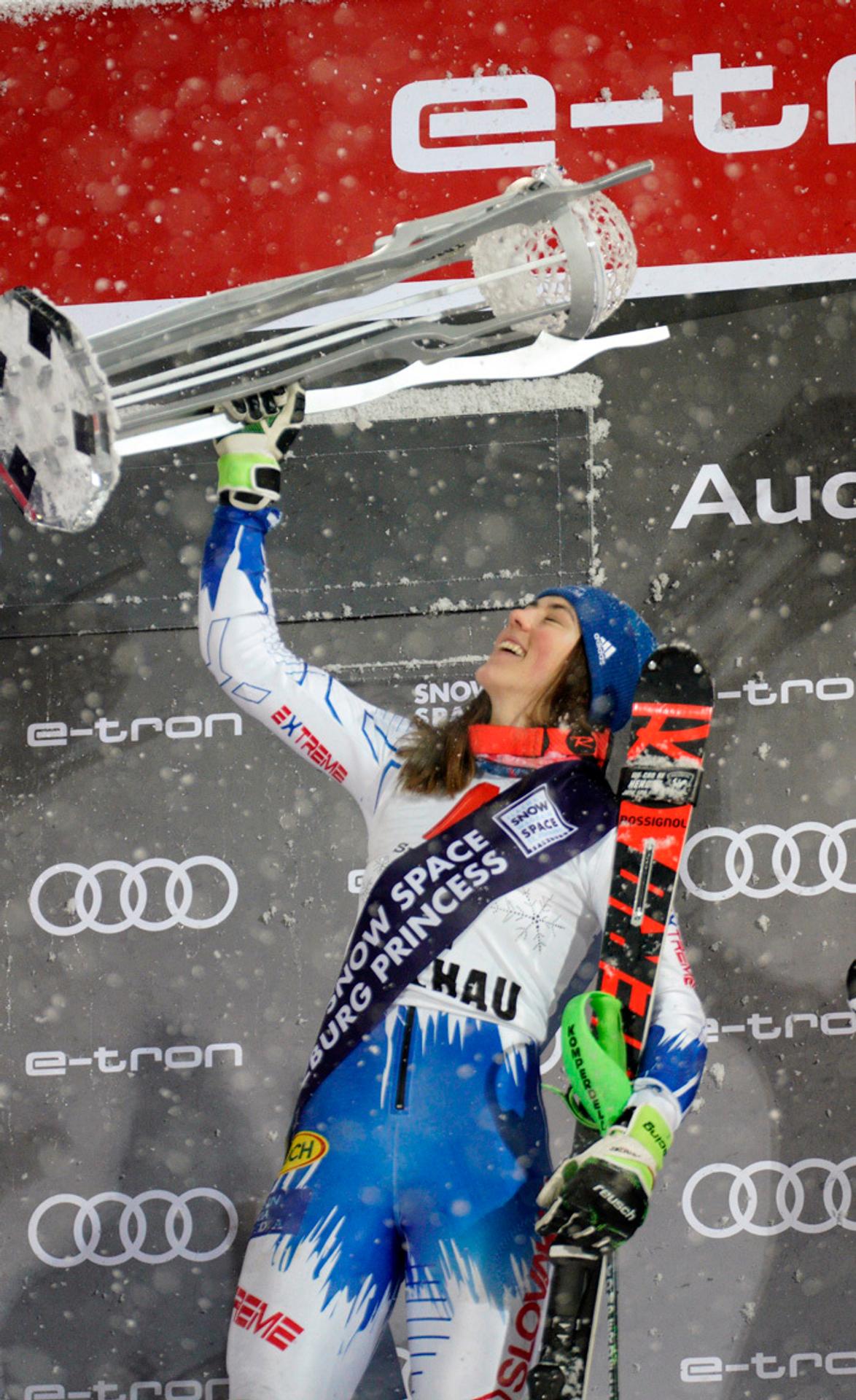 Alpská lyžiarka Petra Vlhová v cieli víťazného nočného slalomu vo Flachau.