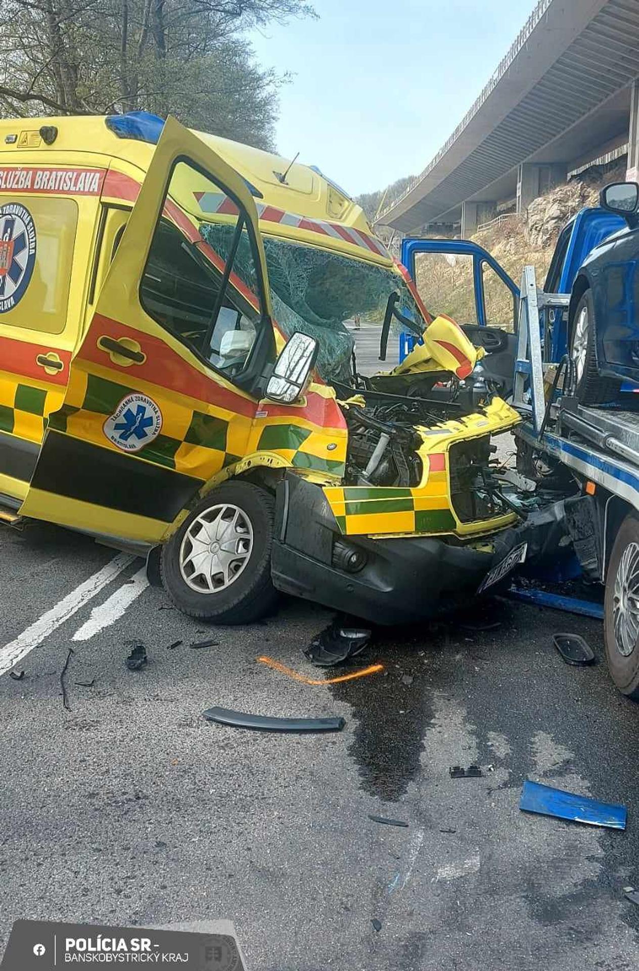 Sanitka sa zrazila s odťahovkou.