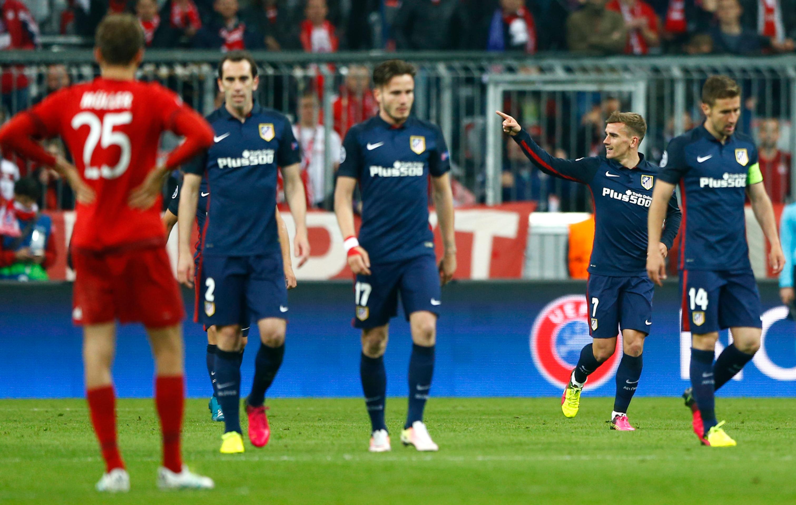 Hráči Atlética oslavujú gól do siete Bayernu v odvete semifinále LM.