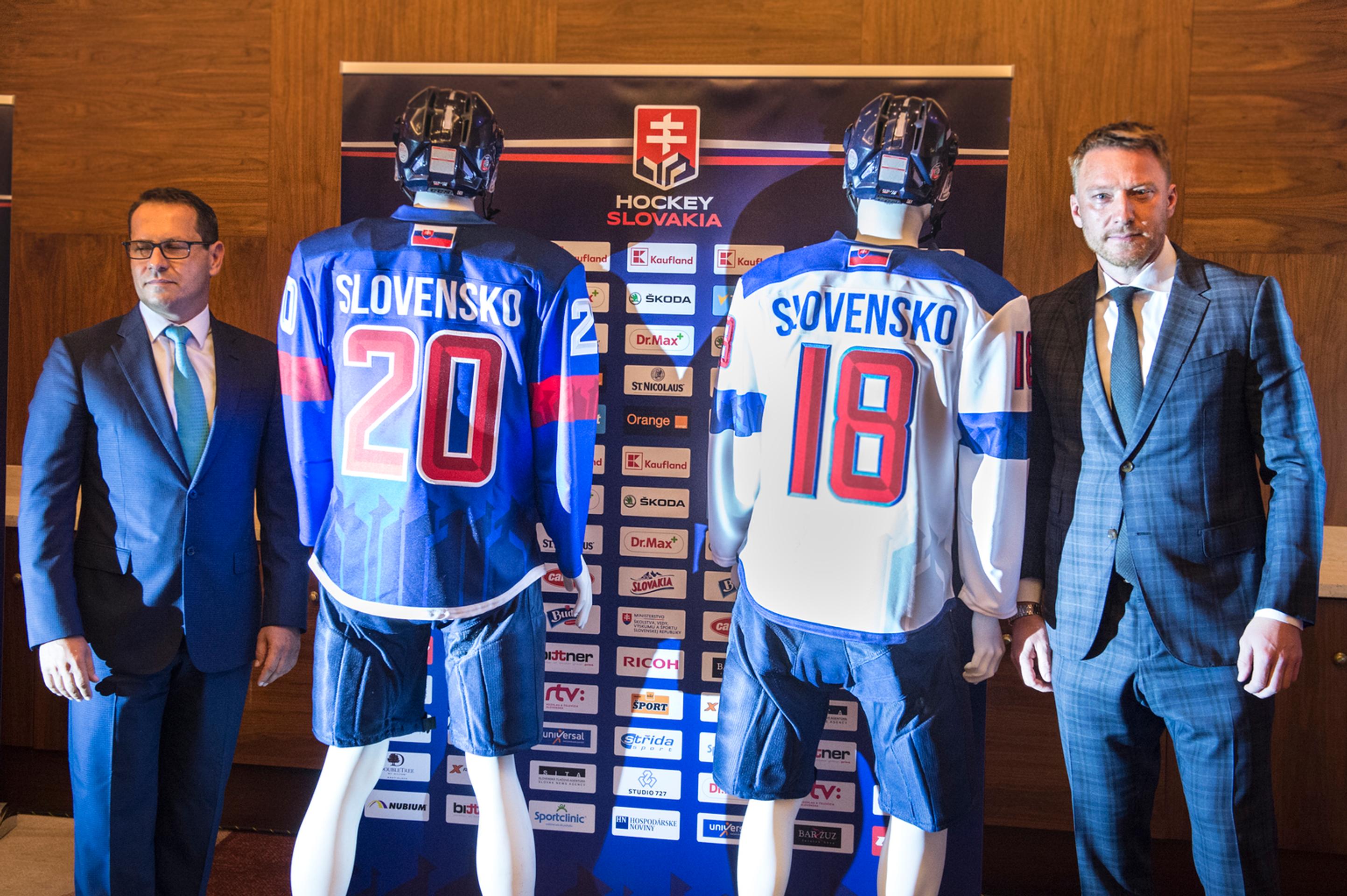Šéf SZĽH Martin Kohút a Marián Hossa predstavili nové dresy.