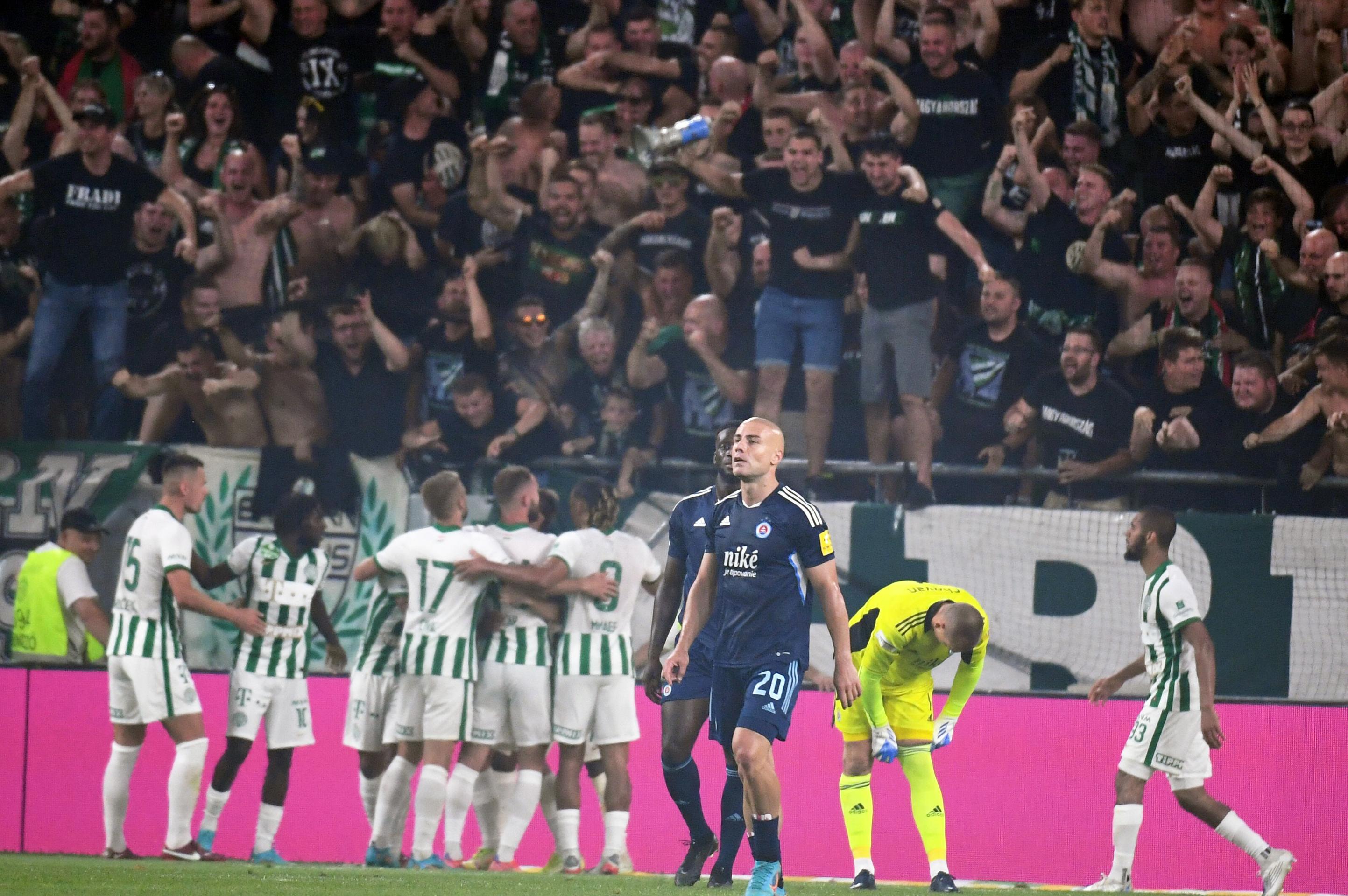 Futbalisti Ferencvárosu sa tešia po strelení gólu počas úvodného zápasu 2. predkola LM proti Slovanu Bratislava.