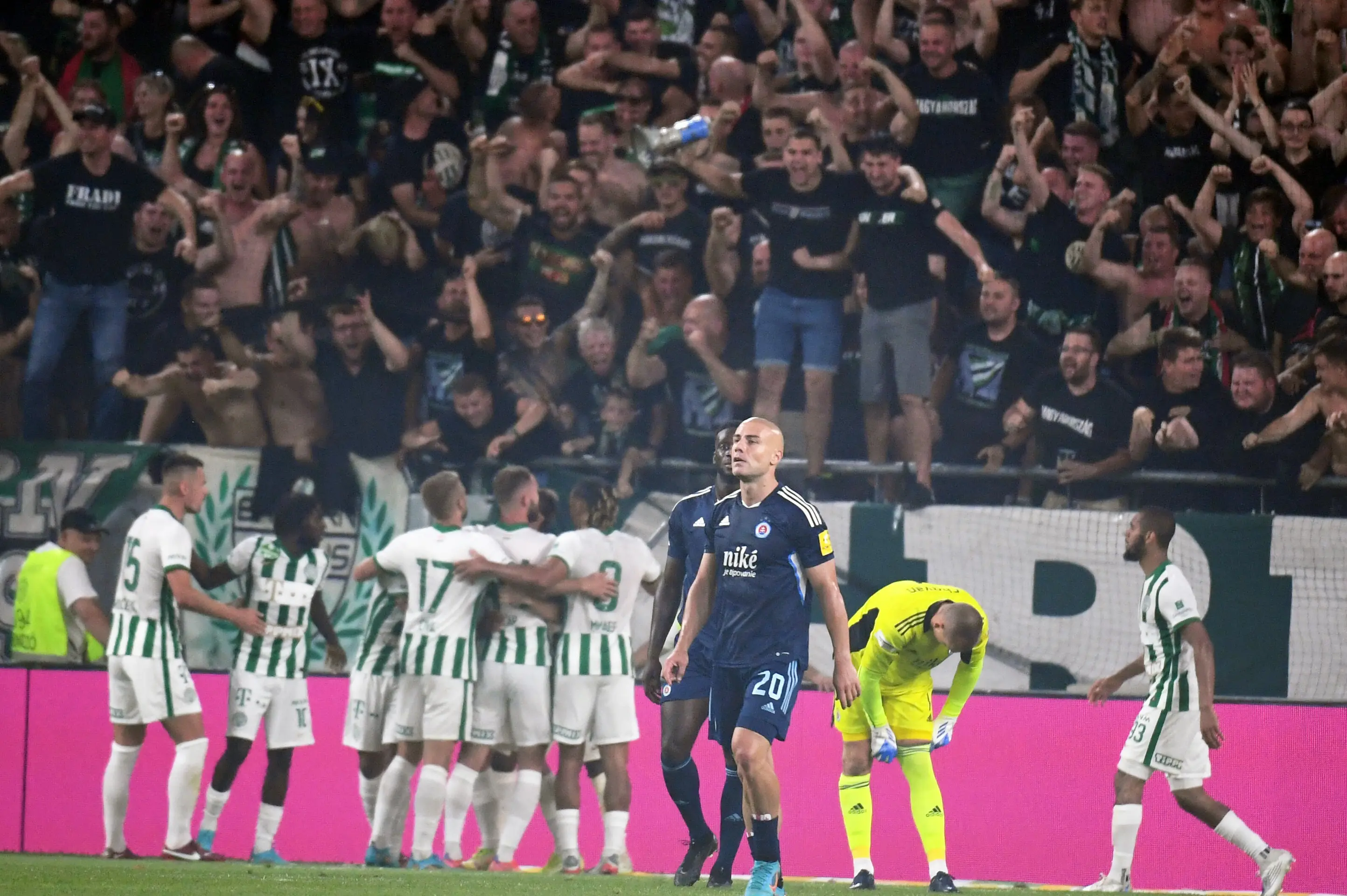 Futbalisti Ferencvárosu sa tešia po strelení gólu počas úvodného zápasu 2. predkola LM proti Slovanu Bratislava.