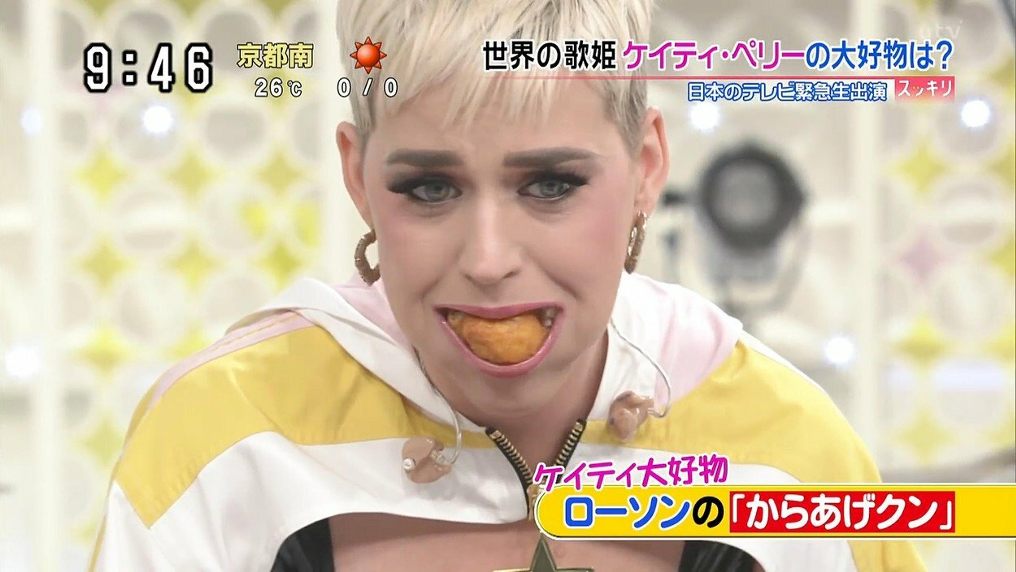 Katy Perry si do úst napchala naraz sedem kuracích nugetiek