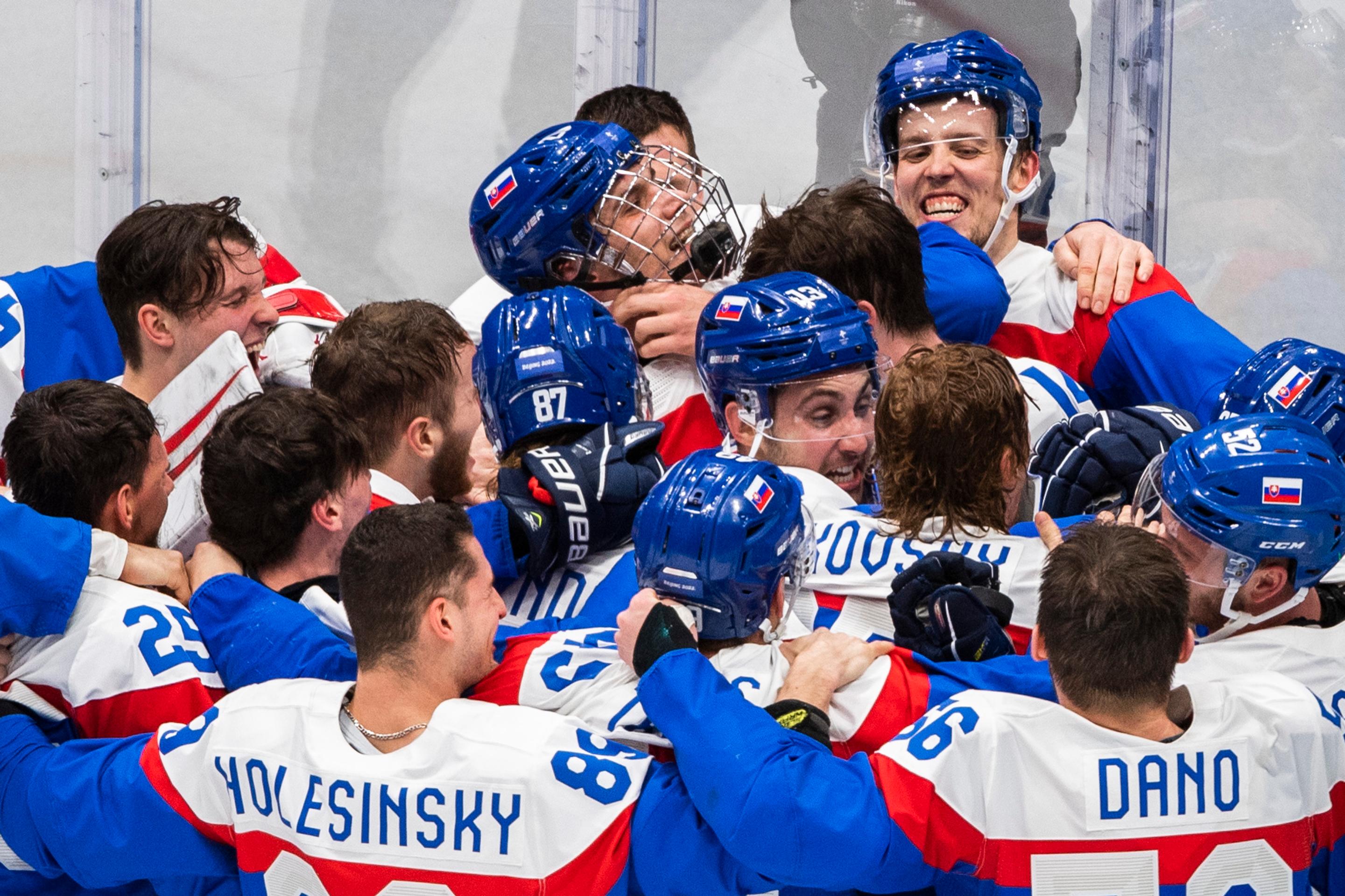 Radosť slovenských hokejistov po zisku bronzu.