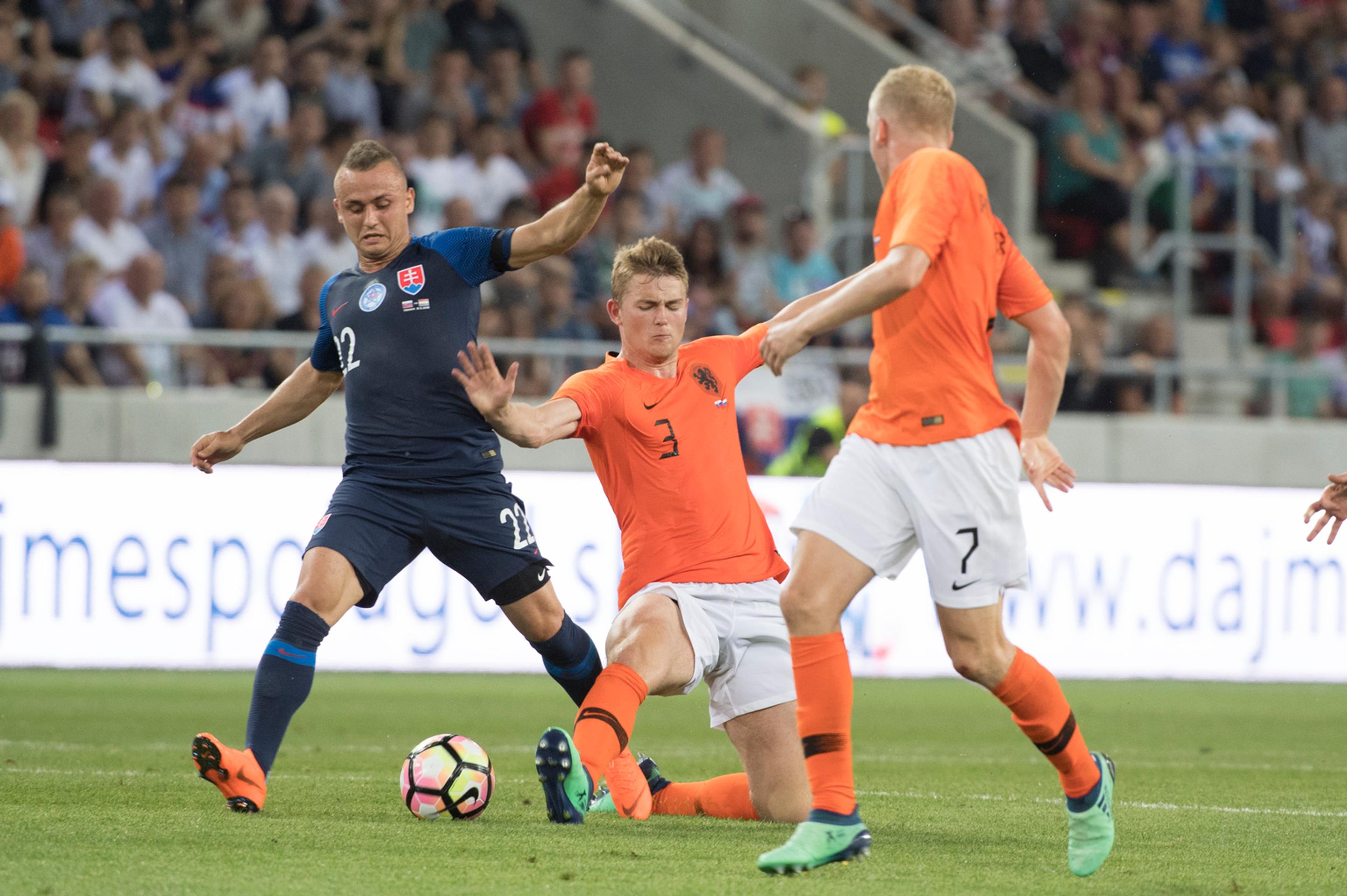 Stanislav Lobotka (vľavo) v súboji o loptu s Holanďanom Matthijsom de Ligtom (v strede) v prípravnom zápase.