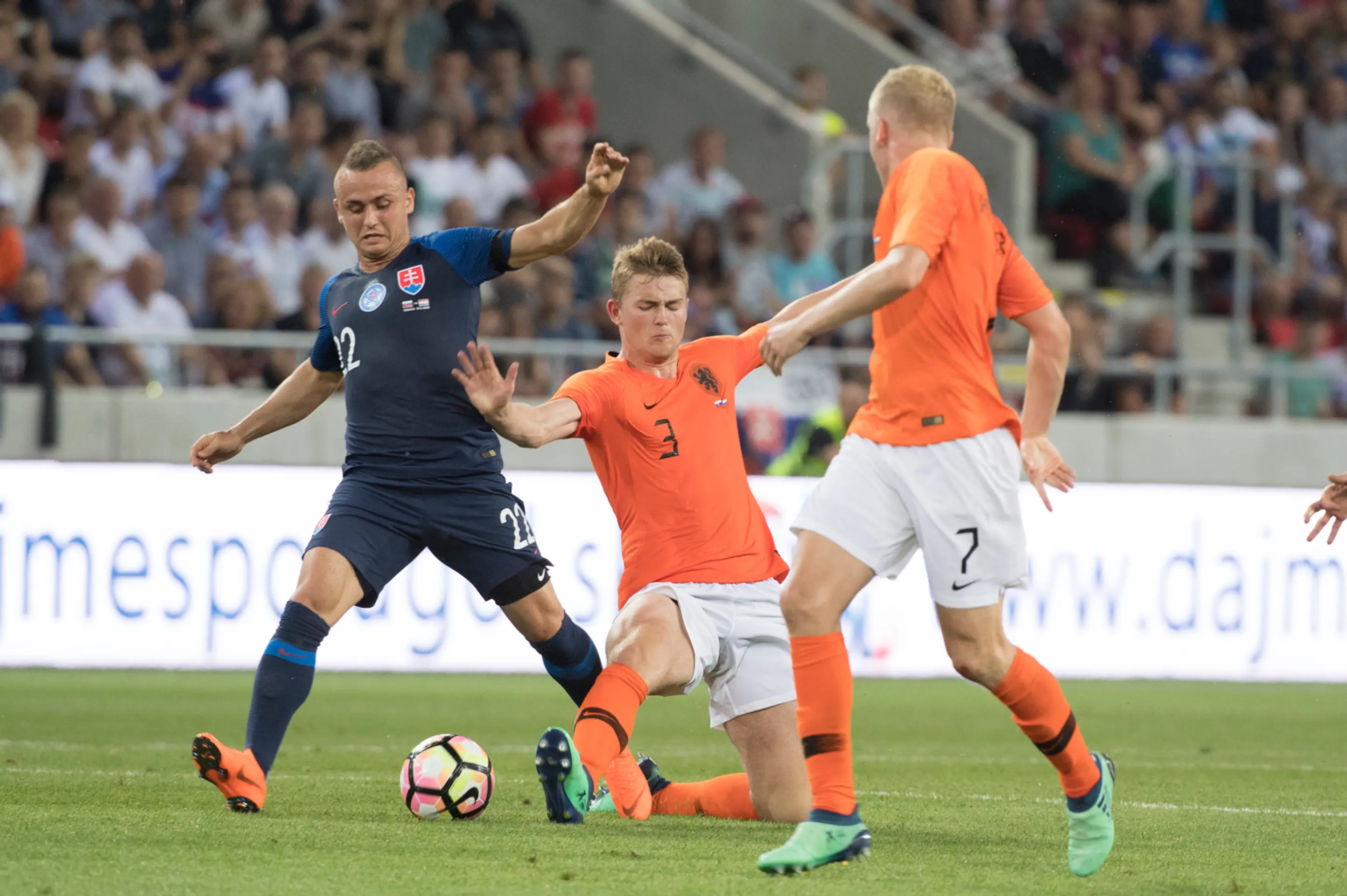 Stanislav Lobotka (vľavo) v súboji o loptu s Holanďanom Matthijsom de Ligtom (v strede) v prípravnom zápase.