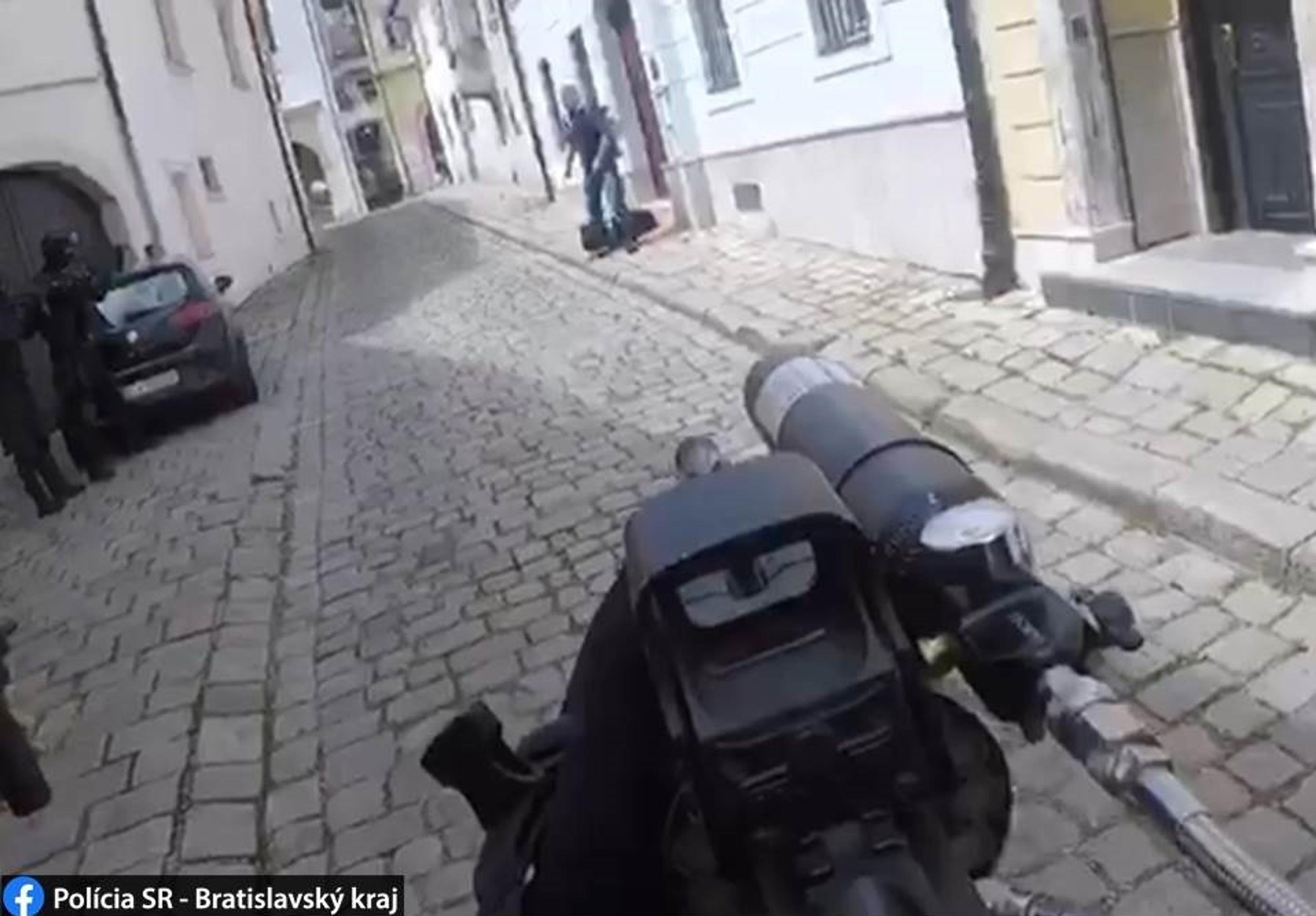 Zásah proti mužovi s nožom - záber z policajnej kamery.