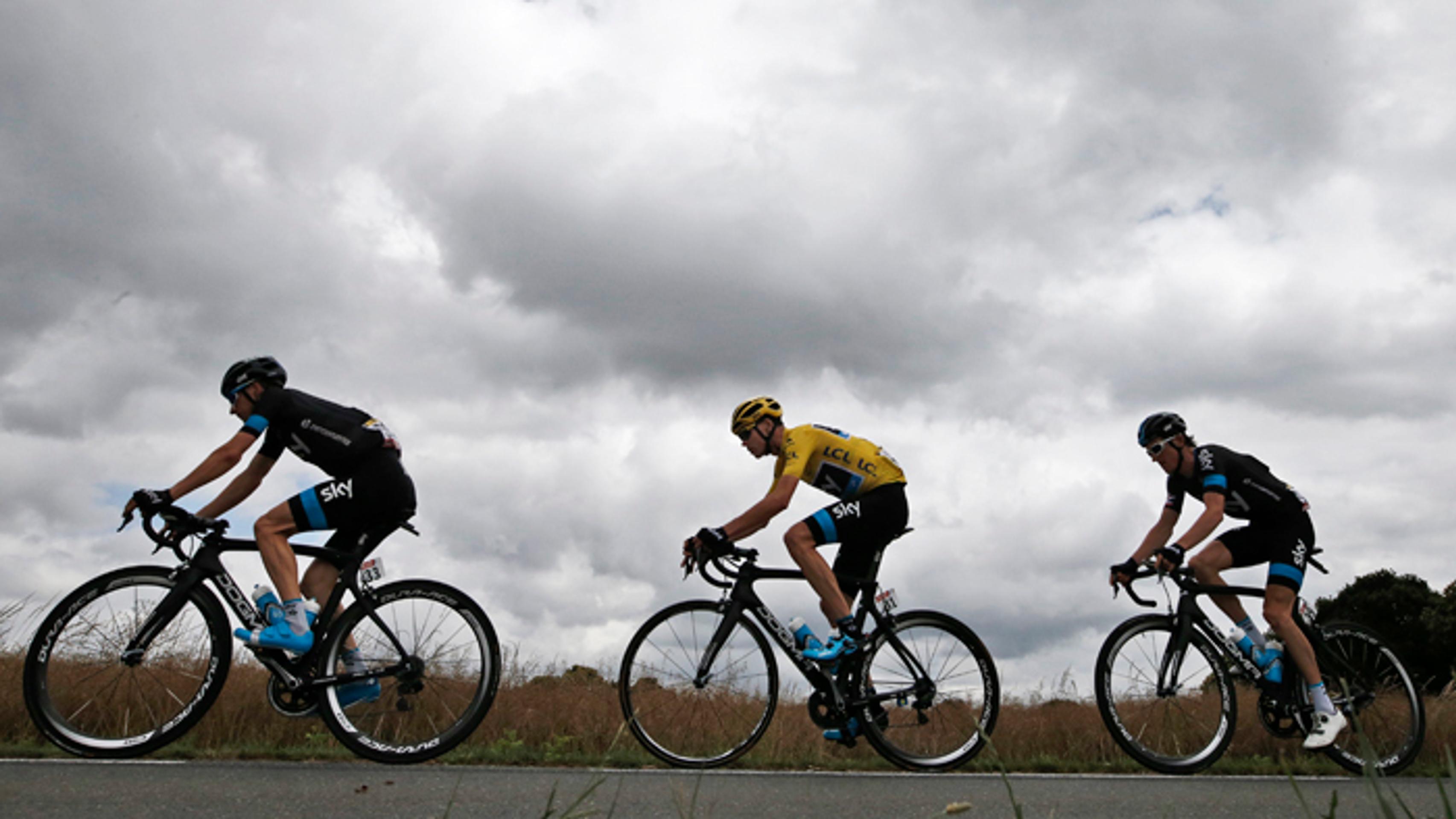 Jazdci tímu SKY na 8. etape - Leopold König, Christopher Froome (v žltom) a  Geraint Thomas.