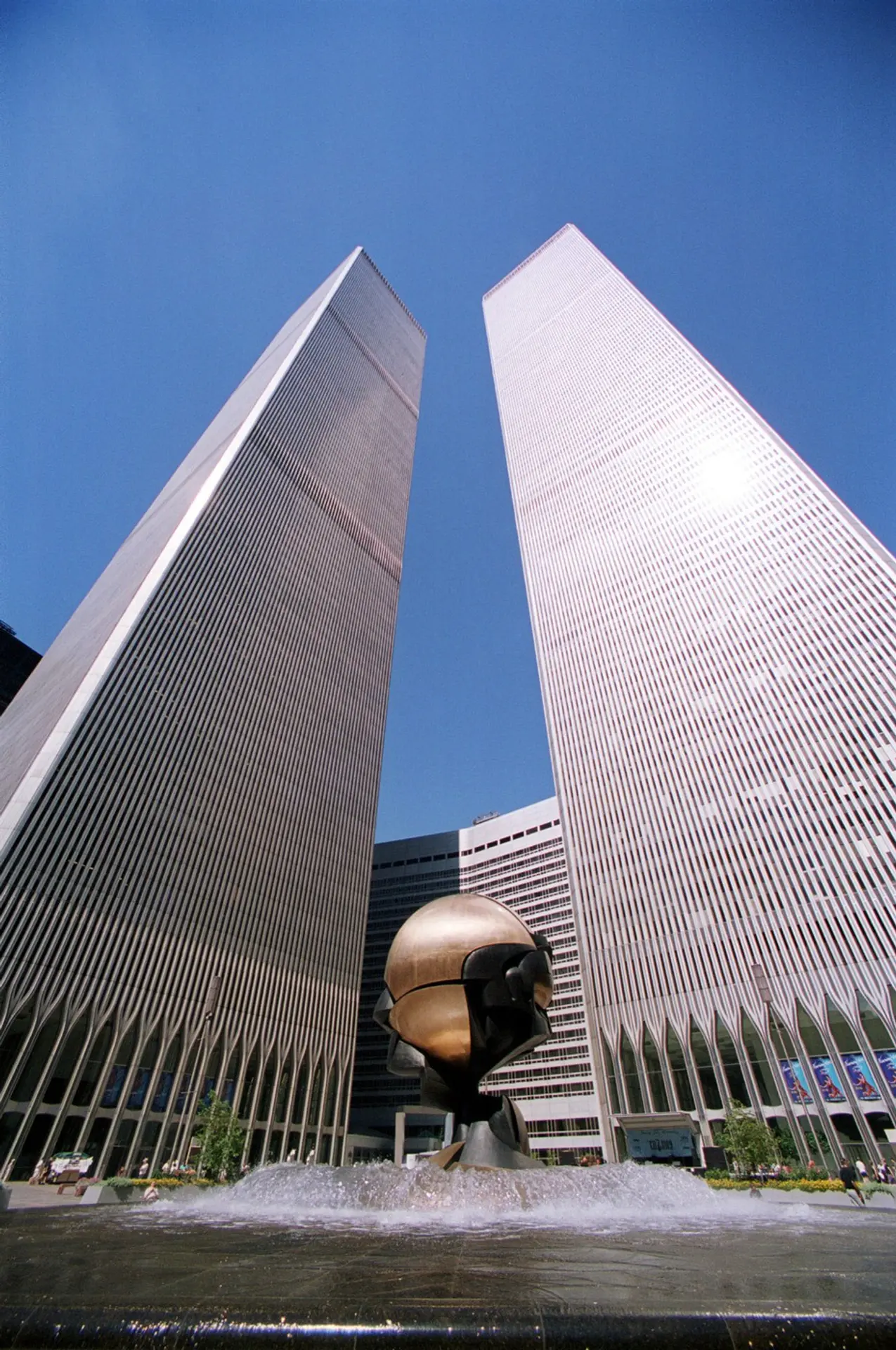 Práce na Svetovom obchodnom centre začali v roku 1966, o sedem rokov neskôr bolo hotovo. Autorom návrhu bol americký architekt japonského pôvodu Minoru Yamasaki. Obe budovy mali 110 poschodí a výšku cez 400 metrov.