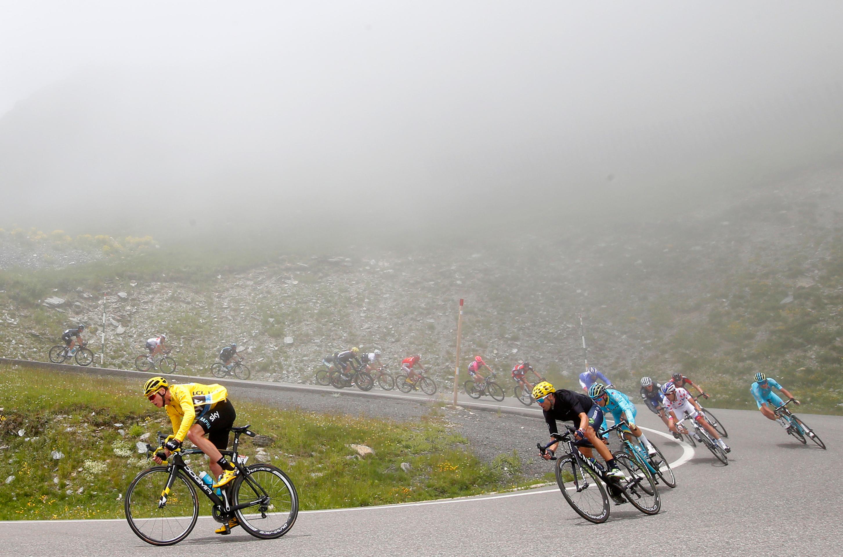 Hneď na úvod etapy čakal cyklistov výstup na najvyšší bod tohtoročnej Tour de France Port d'Envalira.
