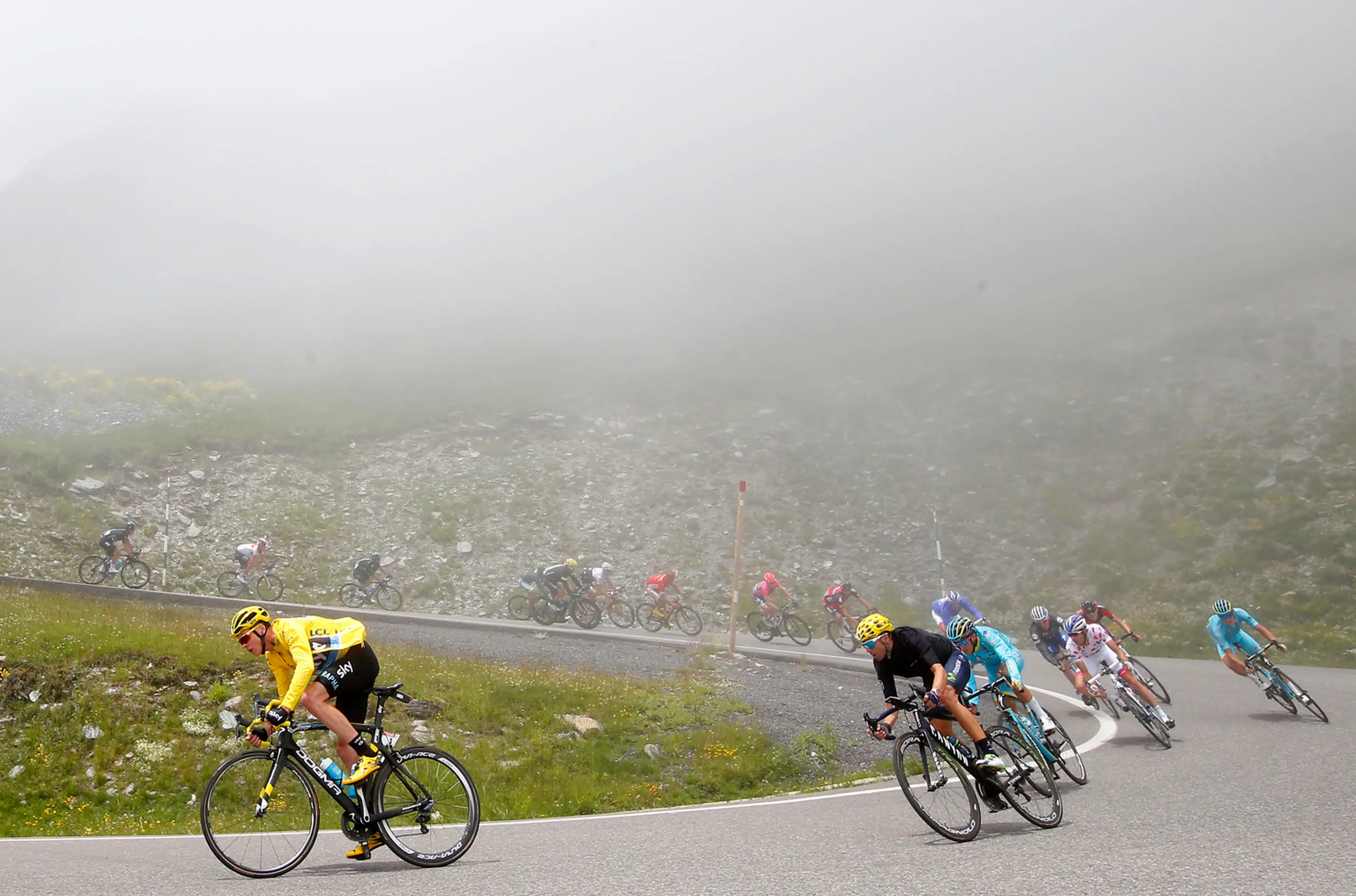 Hneď na úvod etapy čakal cyklistov výstup na najvyšší bod tohtoročnej Tour de France Port d'Envalira.