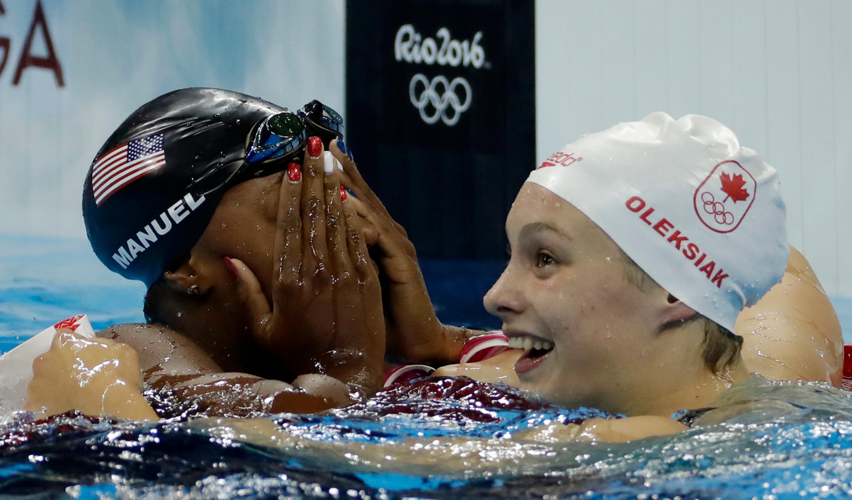 Američanka Simone Manuelová a Kanaďanka Penny Oleksiaková
