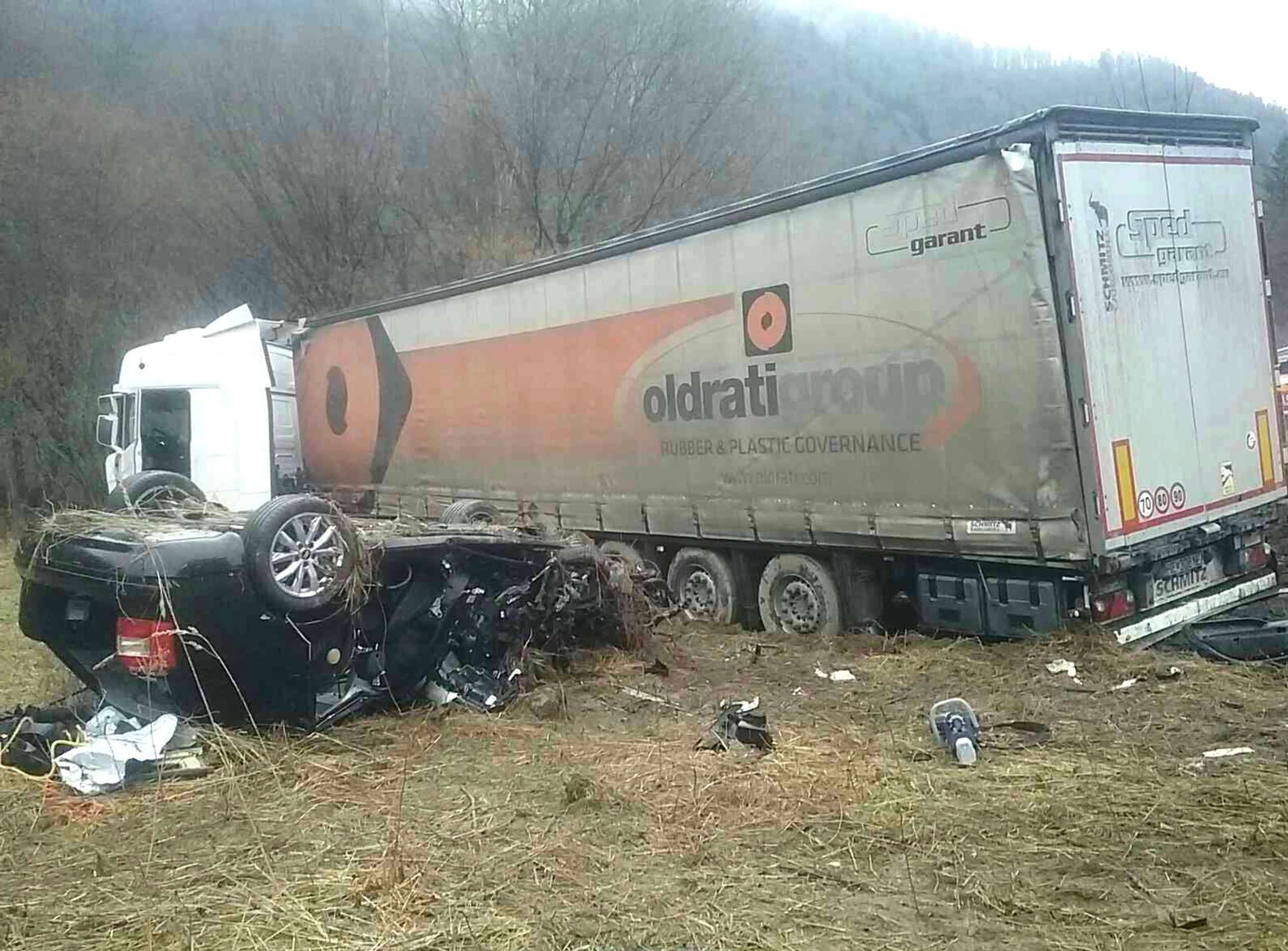 Vodič osobného auta nemal šancu prežiť.