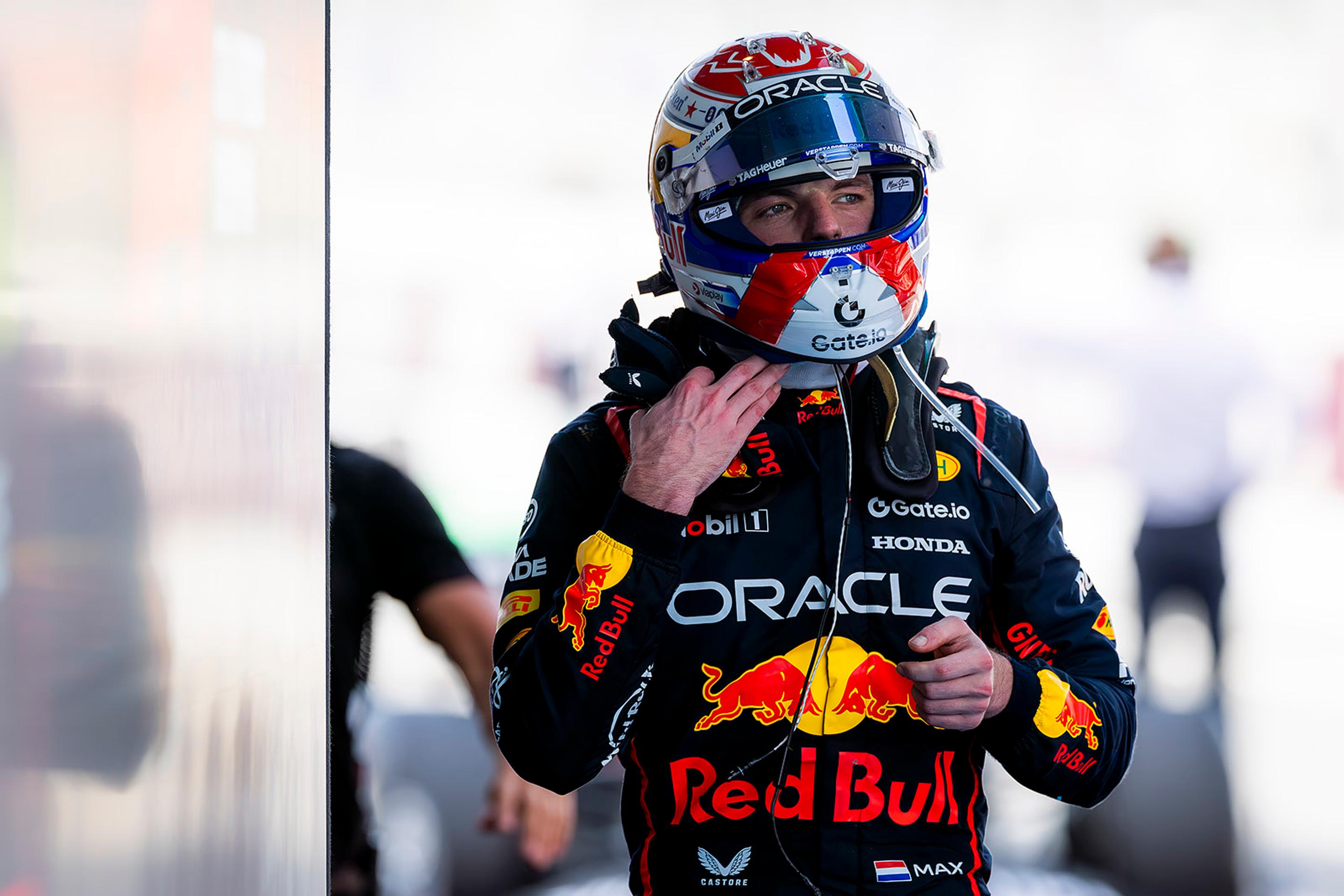 Holanďan Max Verstappen na Red Bulle sa nevyhol penalizácii.