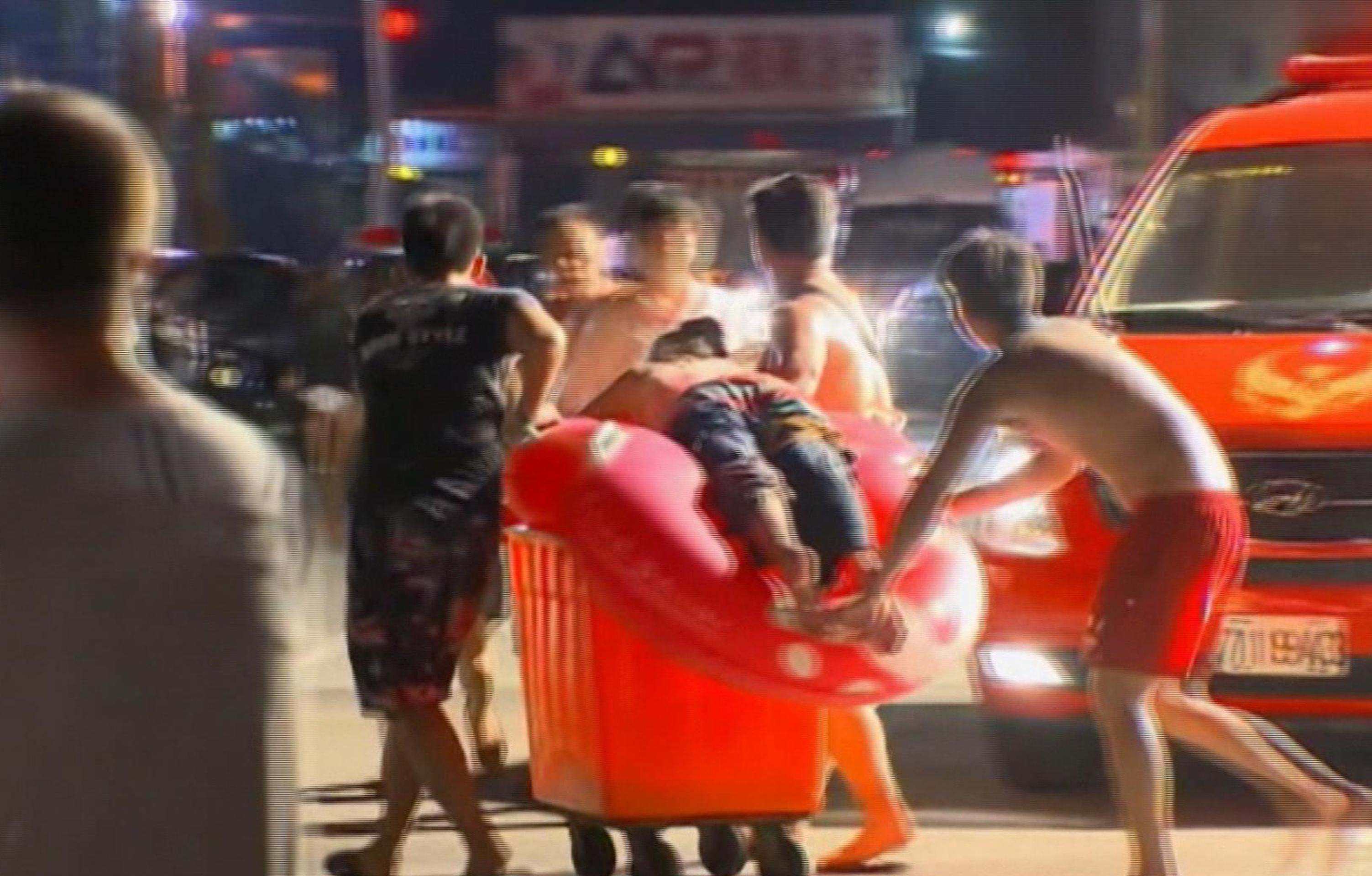 Odvážajú popálených ľudí