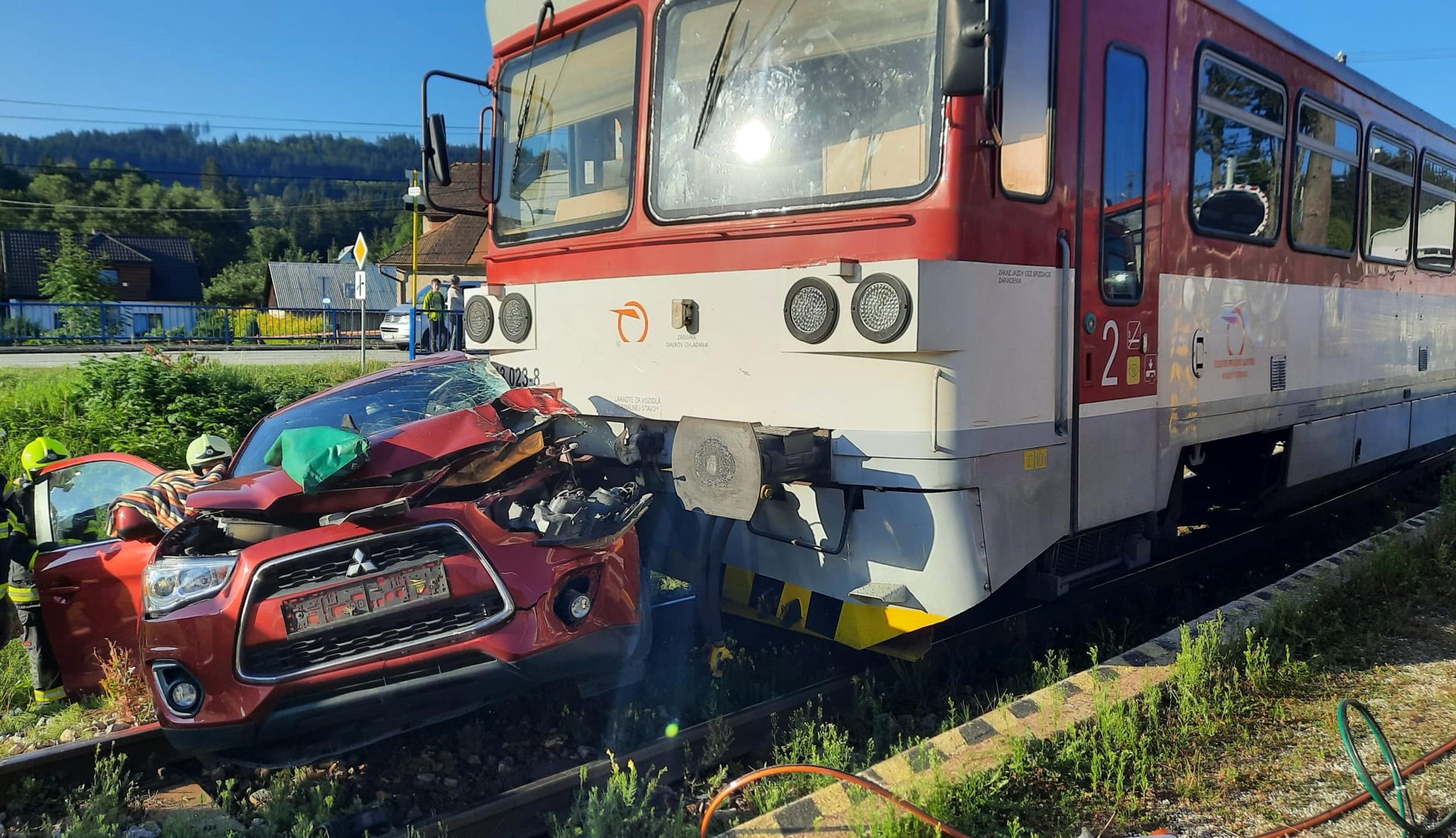 Zrážka osobného auta a vlaku smerujúceho do Nižného Kelčova.