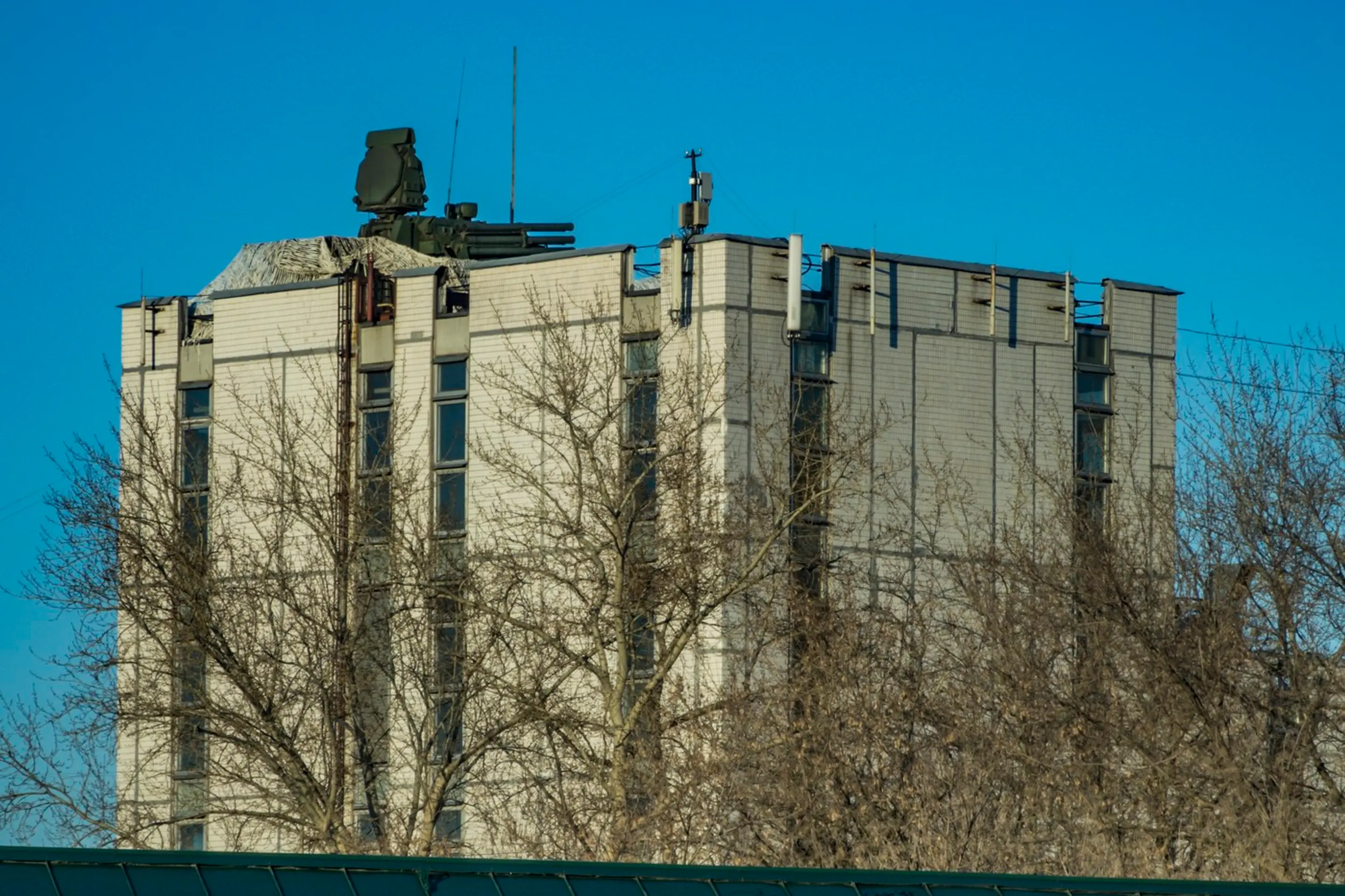 Protilietadlový systém Pantsir na streche administratívnej budovy v Moskve.