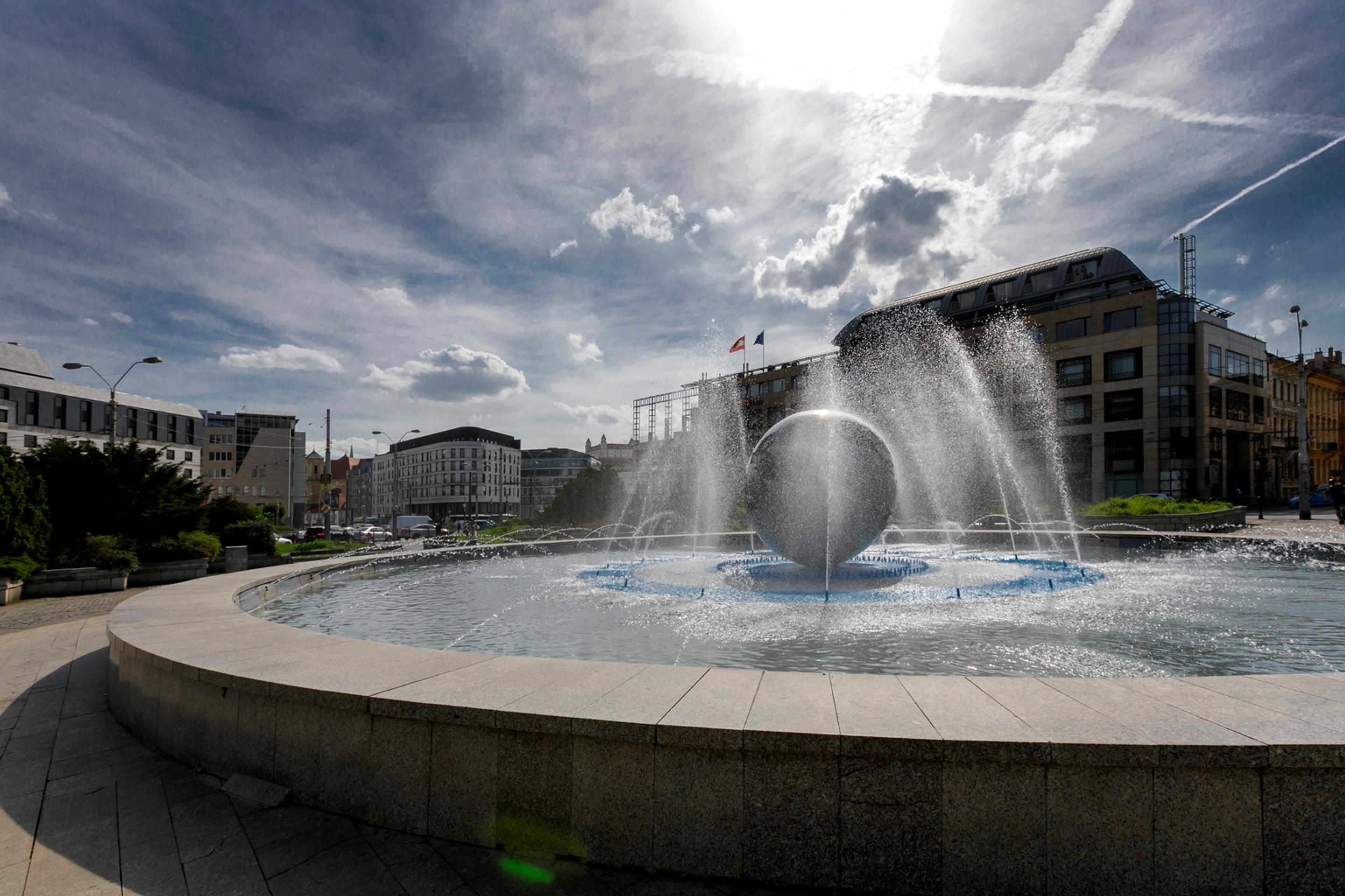 Fontána Planéta mieru v Bratislave.