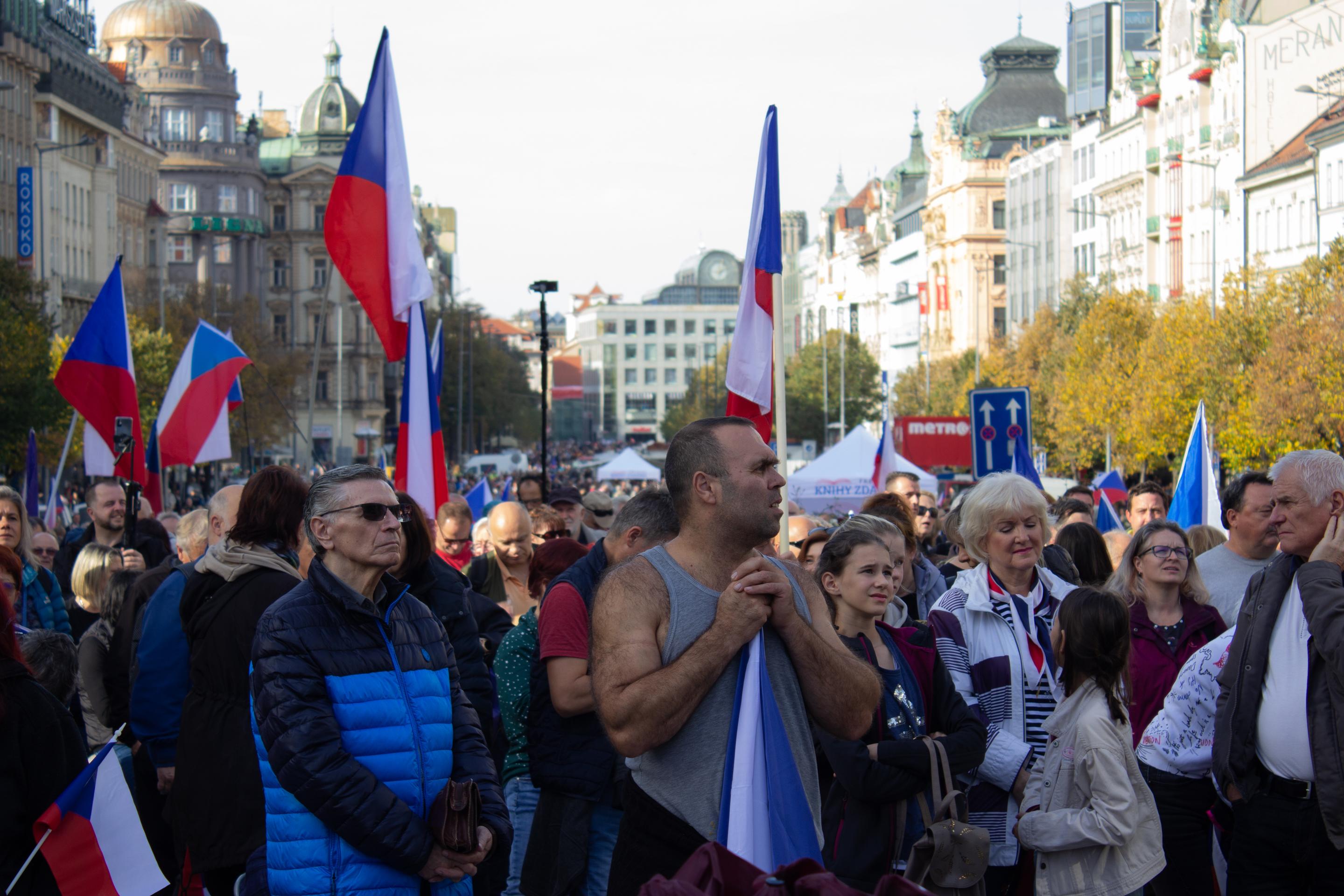 Na snímke účastníci demonštrácie s názvom Nenásilná revolúcia - Česká republika na 1. mieste, na ktorej ľudia protestujú proti vláde českého premiéra Petra Fialu.
