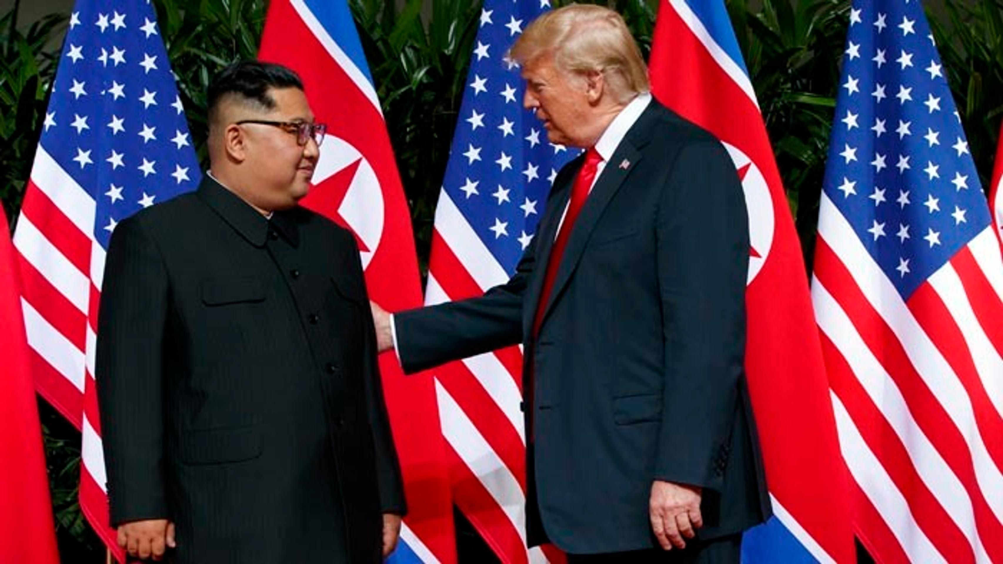 Americký prezident Donald Trump na historiskom summite s lídrom KĽDR Kim Čong-unom.