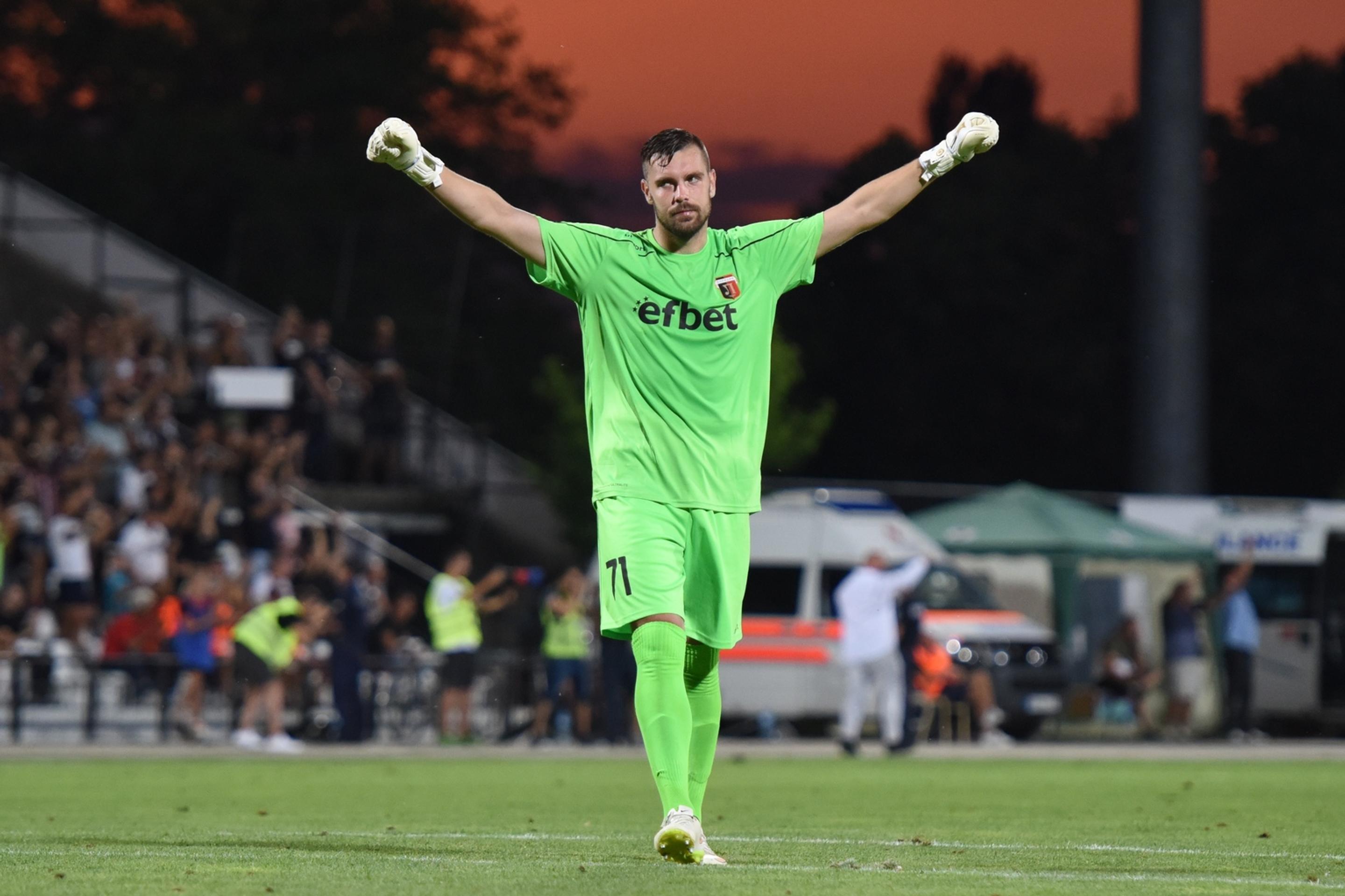 Zľava Trnavčan Filip Dangubič a Josip Tomaševič v prvom zápase 2. predkola EL na pôde Plovdivu.