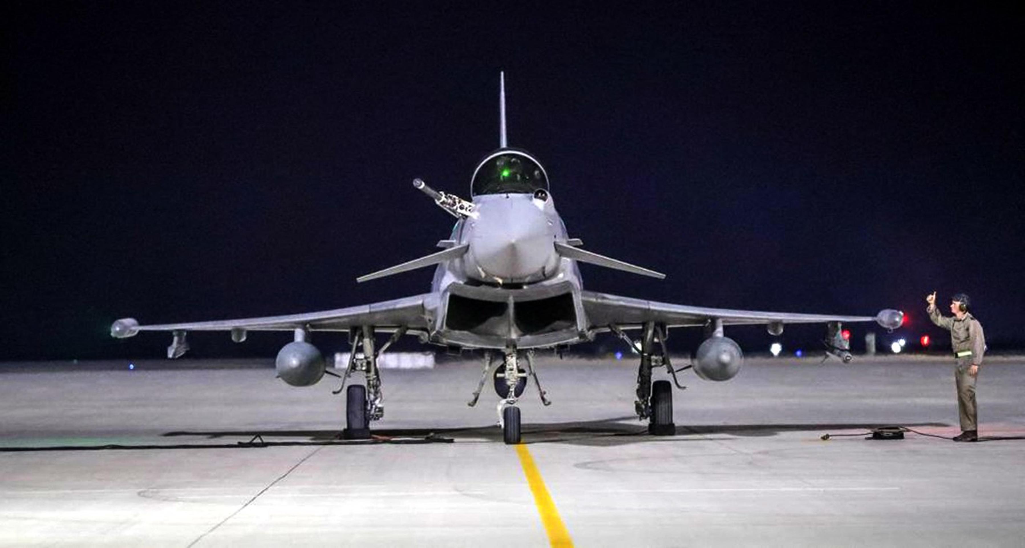 Na fotografii, ktorú zverejnila Katarská tlačová agentúra (QNA), je zachytené viacúčelové stíhacie lietadlo Eurofighter Typhoon.